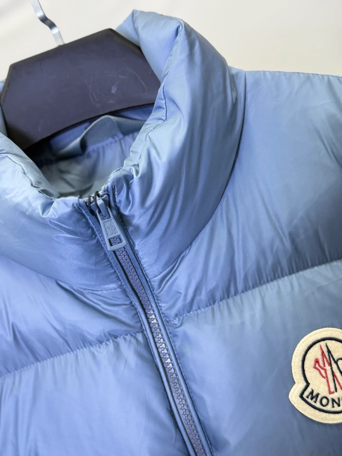 P970 💕Winter luxury shirt: Moncler stand collar down jacket] Who knows! This Citala series down jacket with a mouth is welded with "high-end relaxation" on the body 👇 • Stunning appearance: The main color is sky blue with low-key elegance, classic quilting + iconic logo, and the luxury brand texture is hidden in the low-key. It can be worn by both men and women to create a relaxed and fashionable feeling • Life-saving warmth: The fluffy and stuffed velvet covers the whole body, and the stand-up collar warms even the neck. When you wrap it up in winter, the cold wind will be bypassed • Wear it to the extreme: Slim fit without being bulky, suitable for wearing with sweaters/sweaters/turtlenecks, suitable for commuting, dating, and shopping. Wearing it as a couple can also unlock the "low-key couple outfit". The dignity and warmth in winter can be achieved in one piece! Size M-3XL