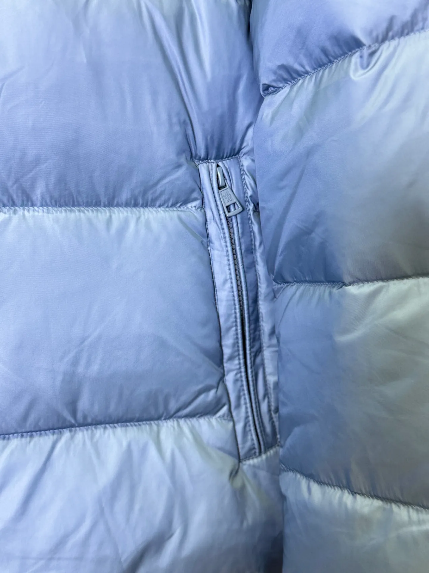 P970 💕Winter luxury shirt: Moncler stand collar down jacket] Who knows! This Citala series down jacket with a mouth is welded with "high-end relaxation" on the body 👇 • Stunning appearance: The main color is sky blue with low-key elegance, classic quilting + iconic logo, and the luxury brand texture is hidden in the low-key. It can be worn by both men and women to create a relaxed and fashionable feeling • Life-saving warmth: The fluffy and stuffed velvet covers the whole body, and the stand-up collar warms even the neck. When you wrap it up in winter, the cold wind will be bypassed • Wear it to the extreme: Slim fit without being bulky, suitable for wearing with sweaters/sweaters/turtlenecks, suitable for commuting, dating, and shopping. Wearing it as a couple can also unlock the "low-key couple outfit". The dignity and warmth in winter can be achieved in one piece! Size M-3XL