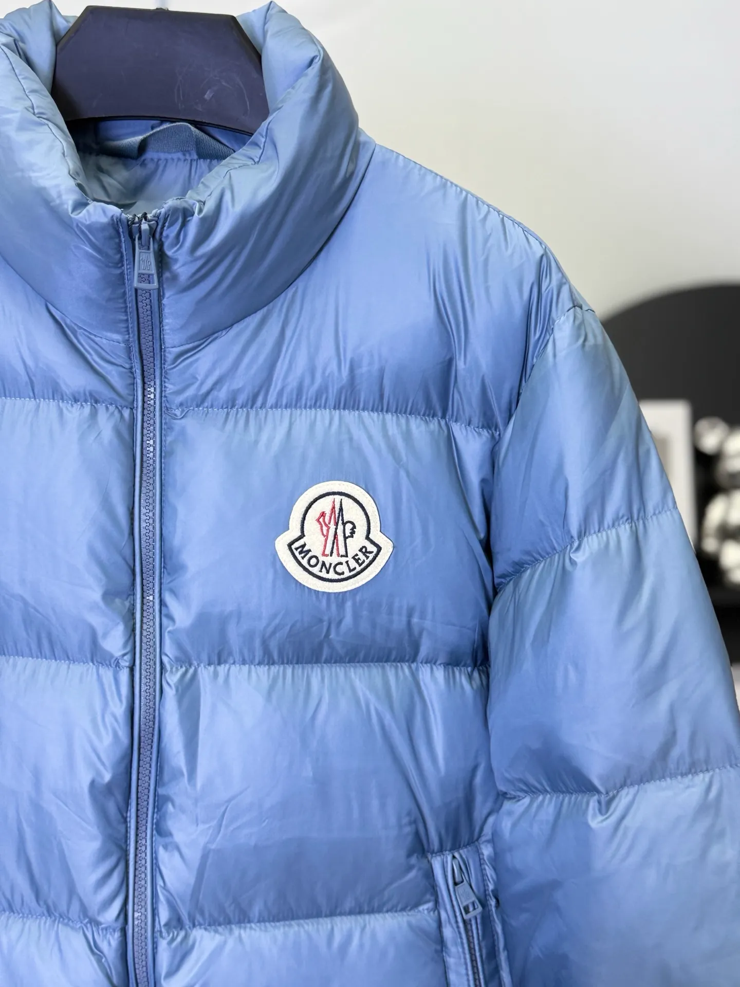 P970 💕Winter luxury shirt: Moncler stand collar down jacket] Who knows! This Citala series down jacket with a mouth is welded with "high-end relaxation" on the body 👇 • Stunning appearance: The main color is sky blue with low-key elegance, classic quilting + iconic logo, and the luxury brand texture is hidden in the low-key. It can be worn by both men and women to create a relaxed and fashionable feeling • Life-saving warmth: The fluffy and stuffed velvet covers the whole body, and the stand-up collar warms even the neck. When you wrap it up in winter, the cold wind will be bypassed • Wear it to the extreme: Slim fit without being bulky, suitable for wearing with sweaters/sweaters/turtlenecks, suitable for commuting, dating, and shopping. Wearing it as a couple can also unlock the "low-key couple outfit". The dignity and warmth in winter can be achieved in one piece! Size M-3XL