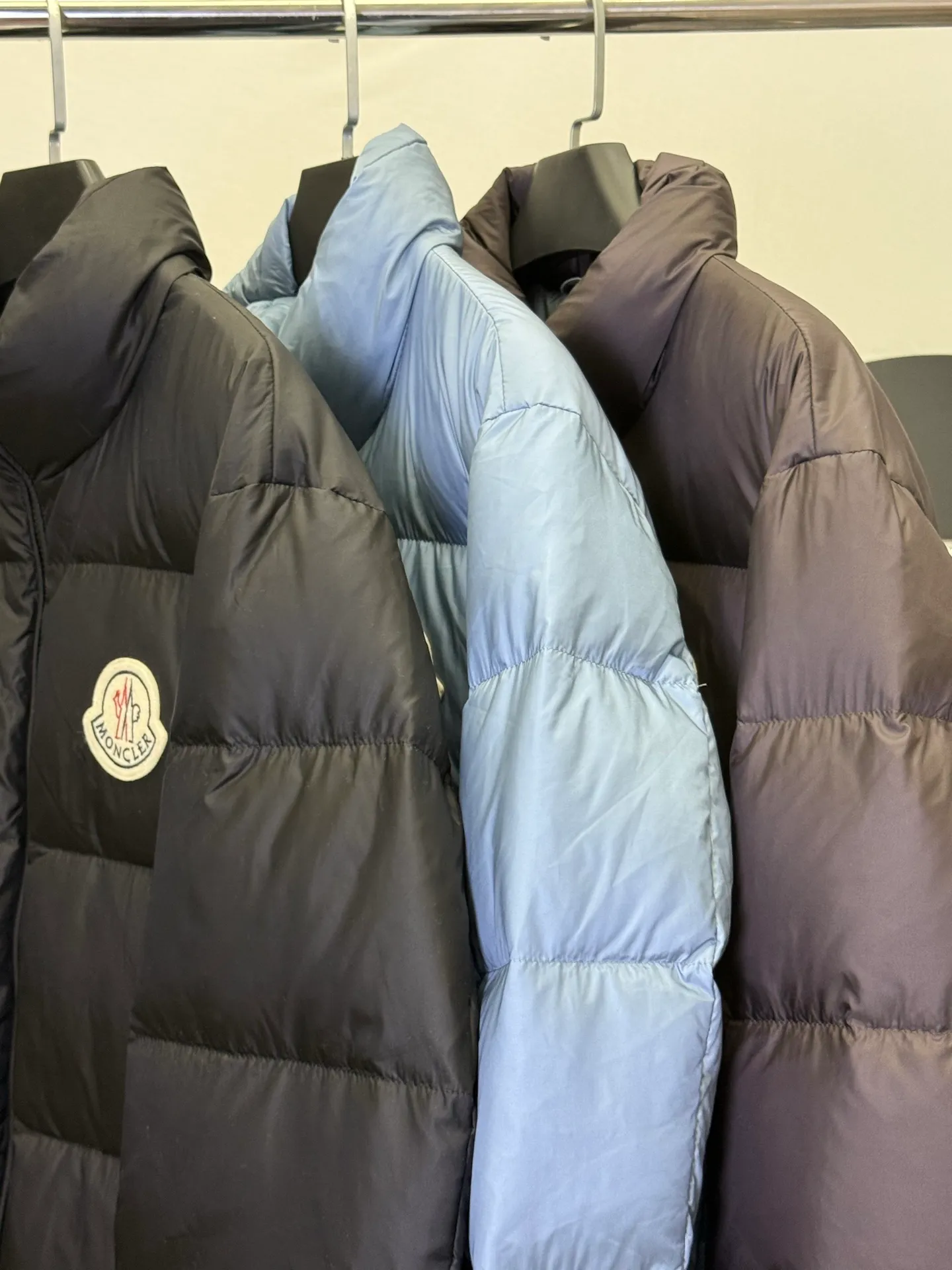 P970 💕Winter luxury shirt: Moncler stand collar down jacket] Who knows! This Citala series down jacket with a mouth is welded with "high-end relaxation" on the body 👇 • Stunning appearance: The main color is sky blue with low-key elegance, classic quilting + iconic logo, and the luxury brand texture is hidden in the low-key. It can be worn by both men and women to create a relaxed and fashionable feeling • Life-saving warmth: The fluffy and stuffed velvet covers the whole body, and the stand-up collar warms even the neck. When you wrap it up in winter, the cold wind will be bypassed • Wear it to the extreme: Slim fit without being bulky, suitable for wearing with sweaters/sweaters/turtlenecks, suitable for commuting, dating, and shopping. Wearing it as a couple can also unlock the "low-key couple outfit". The dignity and warmth in winter can be achieved in one piece! Size M-3XL