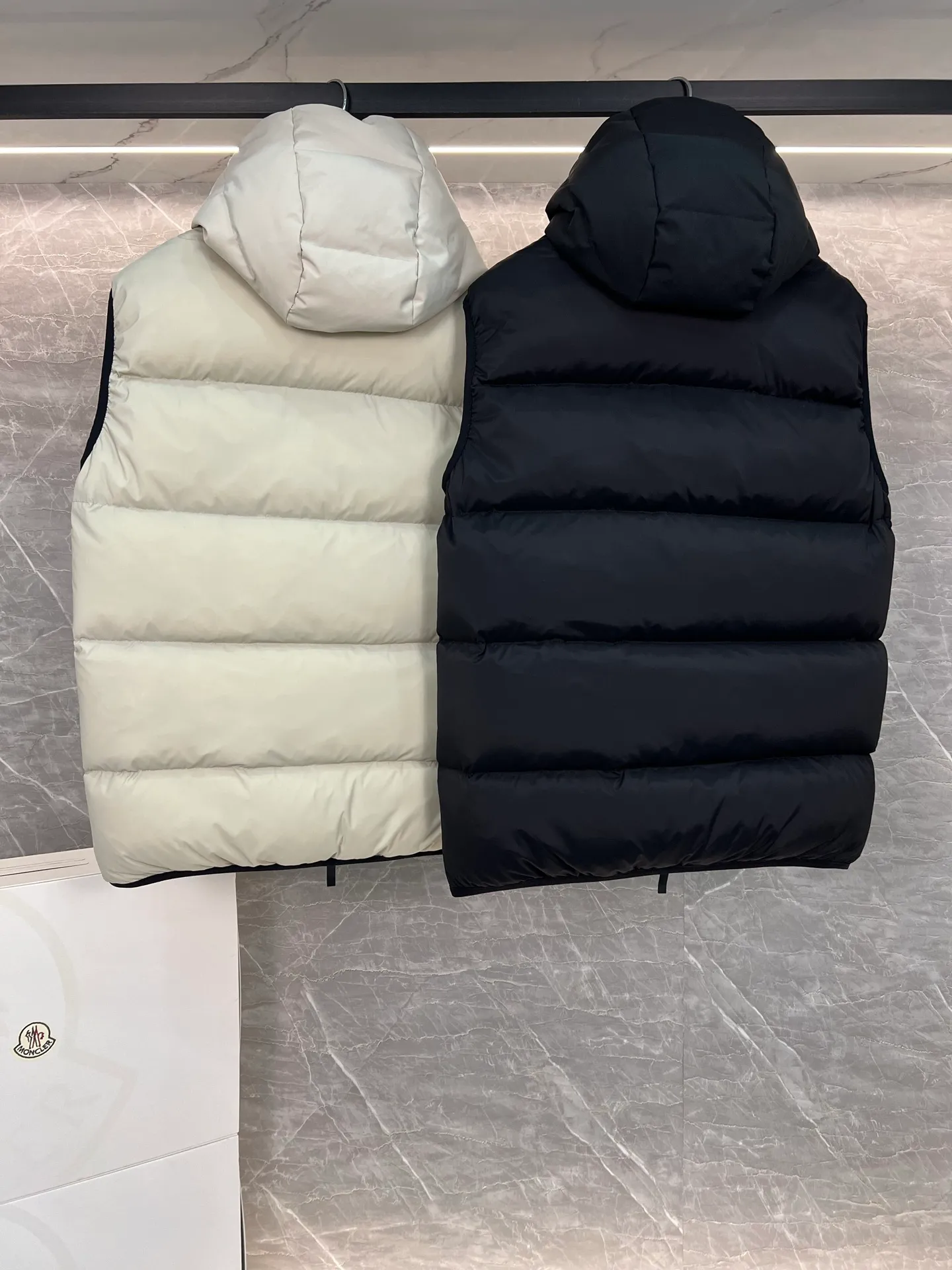 P700 Moncler Mouth Mouth 2025 Down Vest Guersac Men's Style Can be made into couple's version Twill quilted hooded down vest with detachable hood You can use "gender-neutral dressing" and "one garment for multiple wear" as the entry point to emphasize that this vest can not only match formal and casual wear, but can also be worn as a couple's wear. The unique diagonal quilting process + three-dimensional fluffy filling breaks the dullness of traditional down and easily enhances the layering of the look! The detachable hood design allows you to switch styles at will. Wearing a hood is a sporty and casual style, and removing the hood makes it neat and urban. A vest has two attitudes, and both men and women can wear it~ Recommended outfits for couples: the same style but different colors, a tacit sense of CP will directly fill you up! Color: black beige Size: 1-2-3-4-5