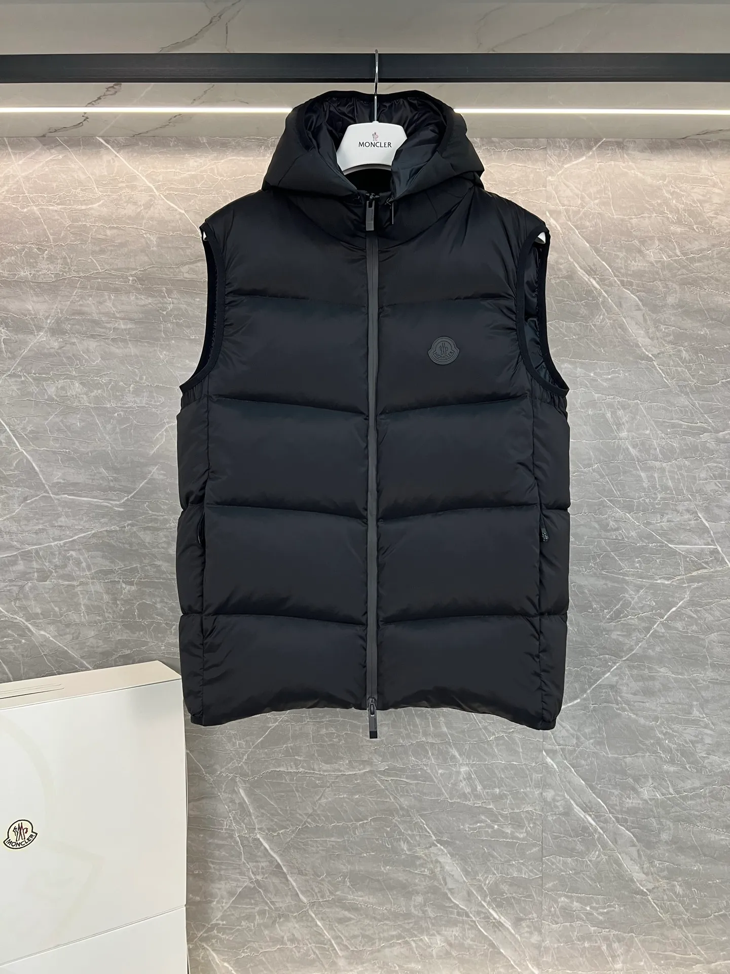 P700 Moncler Mouth Mouth 2025 Down Vest Guersac Men's Style Can be made into couple's version Twill quilted hooded down vest with detachable hood You can use "gender-neutral dressing" and "one garment for multiple wear" as the entry point to emphasize that this vest can not only match formal and casual wear, but can also be worn as a couple's wear. The unique diagonal quilting process + three-dimensional fluffy filling breaks the dullness of traditional down and easily enhances the layering of the look! The detachable hood design allows you to switch styles at will. Wearing a hood is a sporty and casual style, and removing the hood makes it neat and urban. A vest has two attitudes, and both men and women can wear it~ Recommended outfits for couples: the same style but different colors, a tacit sense of CP will directly fill you up! Color: black beige Size: 1-2-3-4-5