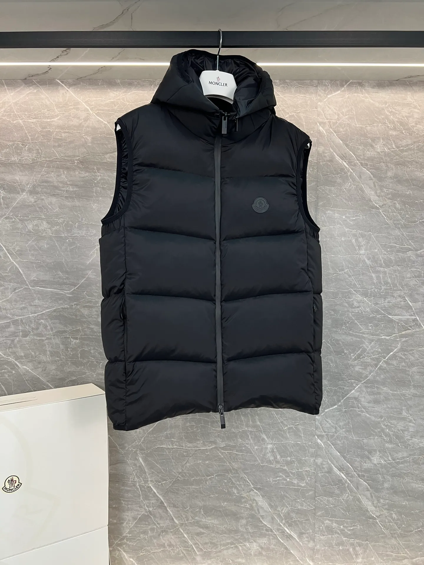 P700 Moncler Mouth Mouth 2025 Down Vest Guersac Men's Style Can be made into couple's version Twill quilted hooded down vest with detachable hood You can use "gender-neutral dressing" and "one garment for multiple wear" as the entry point to emphasize that this vest can not only match formal and casual wear, but can also be worn as a couple's wear. The unique diagonal quilting process + three-dimensional fluffy filling breaks the dullness of traditional down and easily enhances the layering of the look! The detachable hood design allows you to switch styles at will. Wearing a hood is a sporty and casual style, and removing the hood makes it neat and urban. A vest has two attitudes, and both men and women can wear it~ Recommended outfits for couples: the same style but different colors, a tacit sense of CP will directly fill you up! Color: black beige Size: 1-2-3-4-5