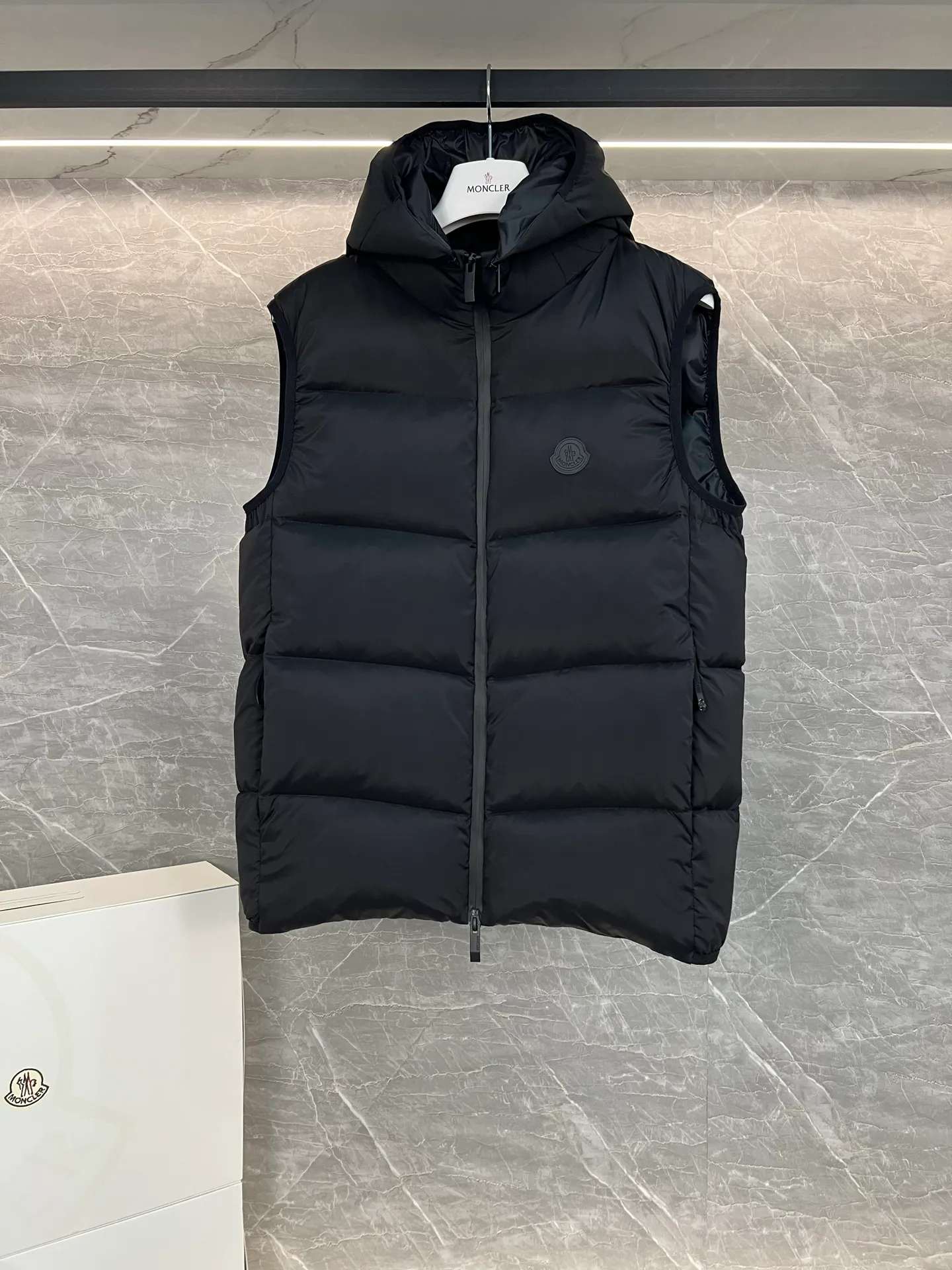 P700 Moncler Mouth Mouth 2025 Down Vest Guersac Men's Style Can be made into couple's version Twill quilted hooded down vest with detachable hood You can use "gender-neutral dressing" and "one garment for multiple wear" as the entry point to emphasize that this vest can not only match formal and casual wear, but can also be worn as a couple's wear. The unique diagonal quilting process + three-dimensional fluffy filling breaks the dullness of traditional down and easily enhances the layering of the look! The detachable hood design allows you to switch styles at will. Wearing a hood is a sporty and casual style, and removing the hood makes it neat and urban. A vest has two attitudes, and both men and women can wear it~ Recommended outfits for couples: the same style but different colors, a tacit sense of CP will directly fill you up! Color: black beige Size: 1-2-3-4-5