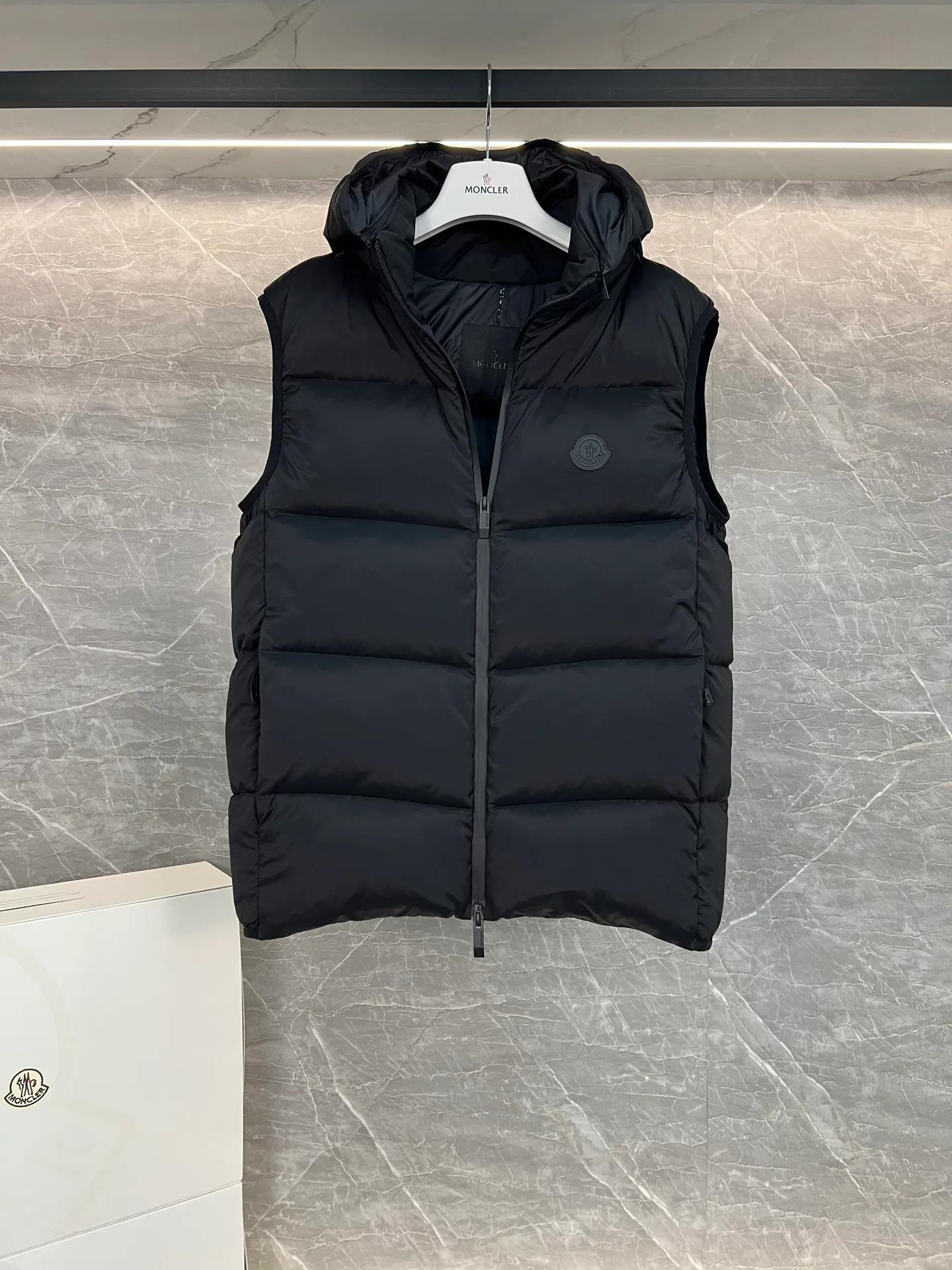 P700 Moncler Mouth Mouth 2025 Down Vest Guersac Men's Style Can be made into couple's version Twill quilted hooded down vest with detachable hood You can use "gender-neutral dressing" and "one garment for multiple wear" as the entry point to emphasize that this vest can not only match formal and casual wear, but can also be worn as a couple's wear. The unique diagonal quilting process + three-dimensional fluffy filling breaks the dullness of traditional down and easily enhances the layering of the look! The detachable hood design allows you to switch styles at will. Wearing a hood is a sporty and casual style, and removing the hood makes it neat and urban. A vest has two attitudes, and both men and women can wear it~ Recommended outfits for couples: the same style but different colors, a tacit sense of CP will directly fill you up! Color: black beige Size: 1-2-3-4-5
