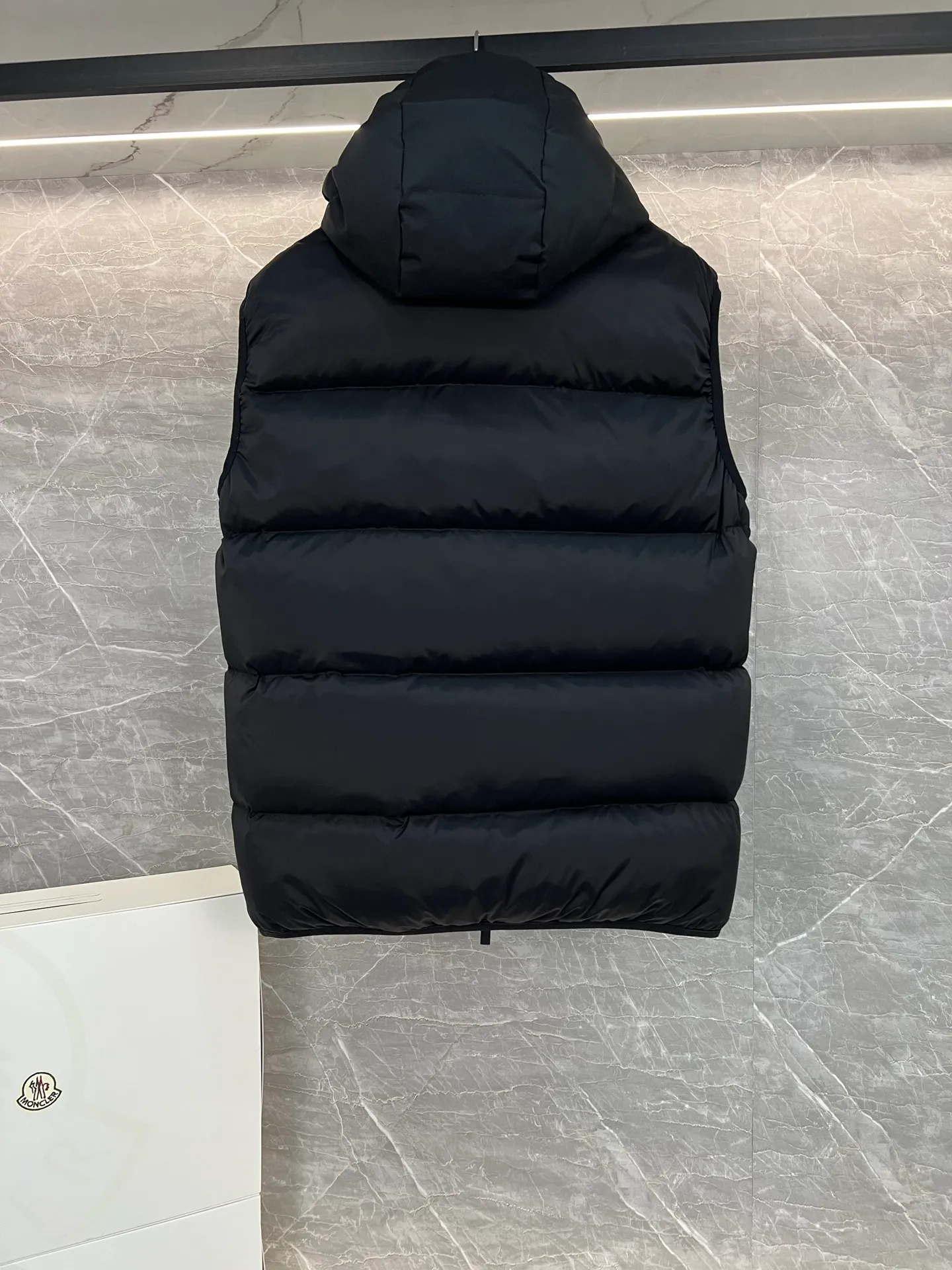 P700 Moncler Mouth Mouth 2025 Down Vest Guersac Men's Style Can be made into couple's version Twill quilted hooded down vest with detachable hood You can use "gender-neutral dressing" and "one garment for multiple wear" as the entry point to emphasize that this vest can not only match formal and casual wear, but can also be worn as a couple's wear. The unique diagonal quilting process + three-dimensional fluffy filling breaks the dullness of traditional down and easily enhances the layering of the look! The detachable hood design allows you to switch styles at will. Wearing a hood is a sporty and casual style, and removing the hood makes it neat and urban. A vest has two attitudes, and both men and women can wear it~ Recommended outfits for couples: the same style but different colors, a tacit sense of CP will directly fill you up! Color: black beige Size: 1-2-3-4-5