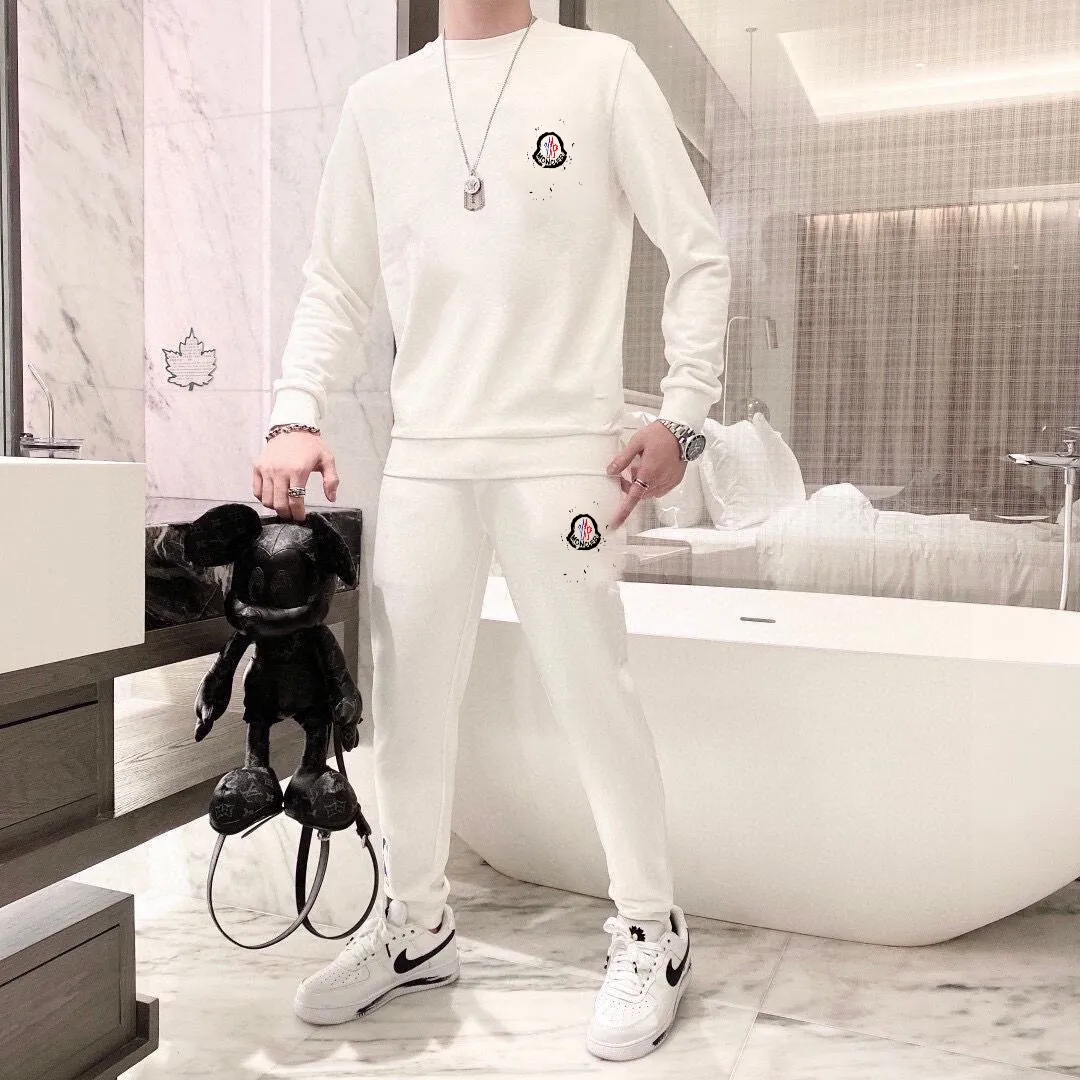 P360 [MONCLER] (Gospel for Fatty) hot-selling suit is coming. Focus on the original version of the official website. 2025 new hot-selling sweatshirt suit. The original order is the best. It is the meticulous work of top designers. It has a fitting and perfect upper body effect. All-natural high-quality Roman cotton 100%, close-fitting comfort, noble and elegant! Original hardware embodies elegance and nobility! Counter size: M-5XL (maximum wear up to 220 pounds)