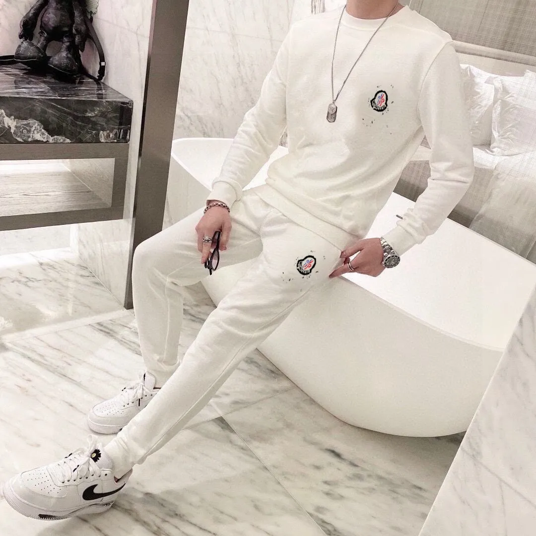 P360 [MONCLER] (Gospel for Fatty) hot-selling suit is coming. Focus on the original version of the official website. 2025 new hot-selling sweatshirt suit. The original order is the best. It is the meticulous work of top designers. It has a fitting and perfect upper body effect. All-natural high-quality Roman cotton 100%, close-fitting comfort, noble and elegant! Original hardware embodies elegance and nobility! Counter size: M-5XL (maximum wear up to 220 pounds)