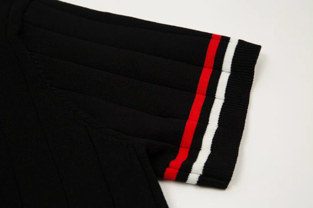 P190 Moncler/Moncler 2023ss new spring and summer knitted stretch lapel T-shirt, men's fashionable collar with contrasting color, front chest pocket, ultra-light and breathable knitted short-sleeved Polo shirt! If you want to look younger and more energetic in summer, you must have a polo shirt. It is a classic and versatile basic shirt that can be worn every time. It is a must-have and versatile item for men in summer. Whether you are doing business or leisure travel, it can switch between various styles for you, regardless of the occasion or body shape! , very cool and comfortable to wear in summer. The fabric feels smooth and comfortable, light and breathable, the upper body is cool and pleasant, and you will not feel stuffy at all. It is extremely skin-friendly, and the workmanship and wiring details are exquisite to the extreme. It is the first choice for high-end men! 48-56