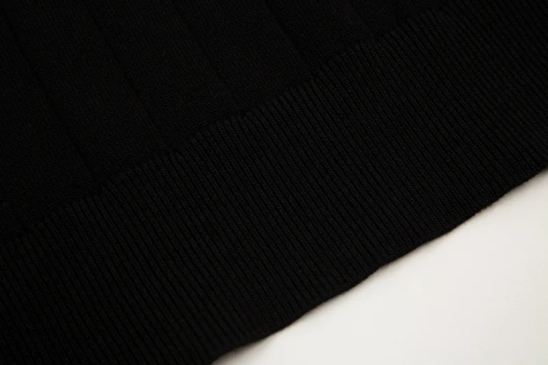 P190 Moncler/Moncler 2023ss new spring and summer knitted stretch lapel T-shirt, men's fashionable collar with contrasting color, front chest pocket, ultra-light and breathable knitted short-sleeved Polo shirt! If you want to look younger and more energetic in summer, you must have a polo shirt. It is a classic and versatile basic shirt that can be worn every time. It is a must-have and versatile item for men in summer. Whether you are doing business or leisure travel, it can switch between various styles for you, regardless of the occasion or body shape! , very cool and comfortable to wear in summer. The fabric feels smooth and comfortable, light and breathable, the upper body is cool and pleasant, and you will not feel stuffy at all. It is extremely skin-friendly, and the workmanship and wiring details are exquisite to the extreme. It is the first choice for high-end men! 48-56