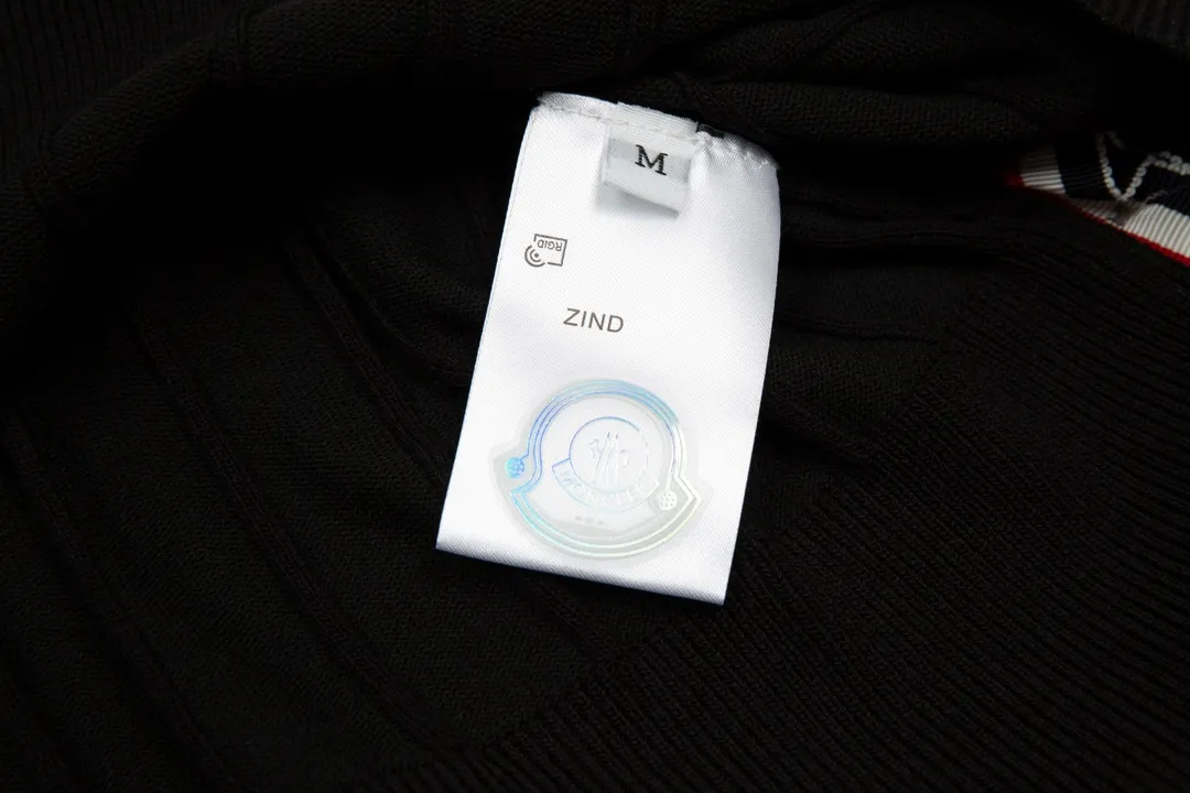 P190 Moncler/Moncler 2023ss new spring and summer knitted stretch lapel T-shirt, men's fashionable collar with contrasting color, front chest pocket, ultra-light and breathable knitted short-sleeved Polo shirt! If you want to look younger and more energetic in summer, you must have a polo shirt. It is a classic and versatile basic shirt that can be worn every time. It is a must-have and versatile item for men in summer. Whether you are doing business or leisure travel, it can switch between various styles for you, regardless of the occasion or body shape! , very cool and comfortable to wear in summer. The fabric feels smooth and comfortable, light and breathable, the upper body is cool and pleasant, and you will not feel stuffy at all. It is extremely skin-friendly, and the workmanship and wiring details are exquisite to the extreme. It is the first choice for high-end men! 48-56