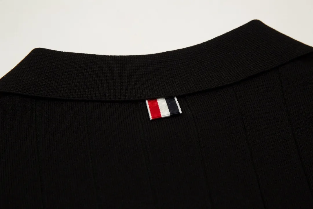 P190 Moncler/Moncler 2023ss new spring and summer knitted stretch lapel T-shirt, men's fashionable collar with contrasting color, front chest pocket, ultra-light and breathable knitted short-sleeved Polo shirt! If you want to look younger and more energetic in summer, you must have a polo shirt. It is a classic and versatile basic shirt that can be worn every time. It is a must-have and versatile item for men in summer. Whether you are doing business or leisure travel, it can switch between various styles for you, regardless of the occasion or body shape! , very cool and comfortable to wear in summer. The fabric feels smooth and comfortable, light and breathable, the upper body is cool and pleasant, and you will not feel stuffy at all. It is extremely skin-friendly, and the workmanship and wiring details are exquisite to the extreme. It is the first choice for high-end men! 48-56