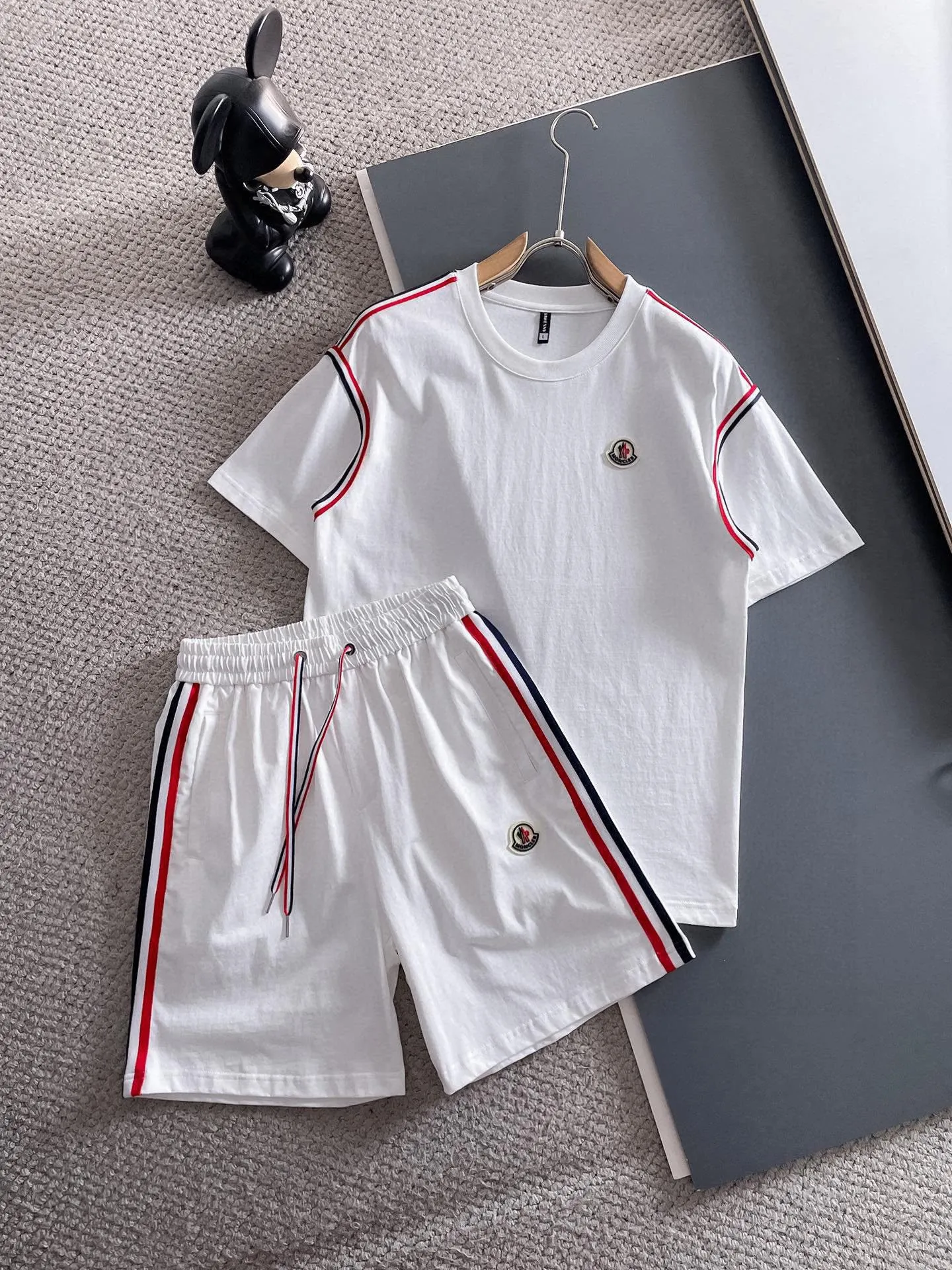P560 Brand [MONCLER Mouth Covered] 2025 round neck short-sleeved shorts suit. The pure cotton fabric upper body will not be stuffy. The smooth and comfortable skin-friendly effect is more breathable. The fabric has its own texture. Classic logo technology. A new interpretation from a unique angle. Fashionable and versatile! Size: M-3XL (maximum wear: 190 pounds)