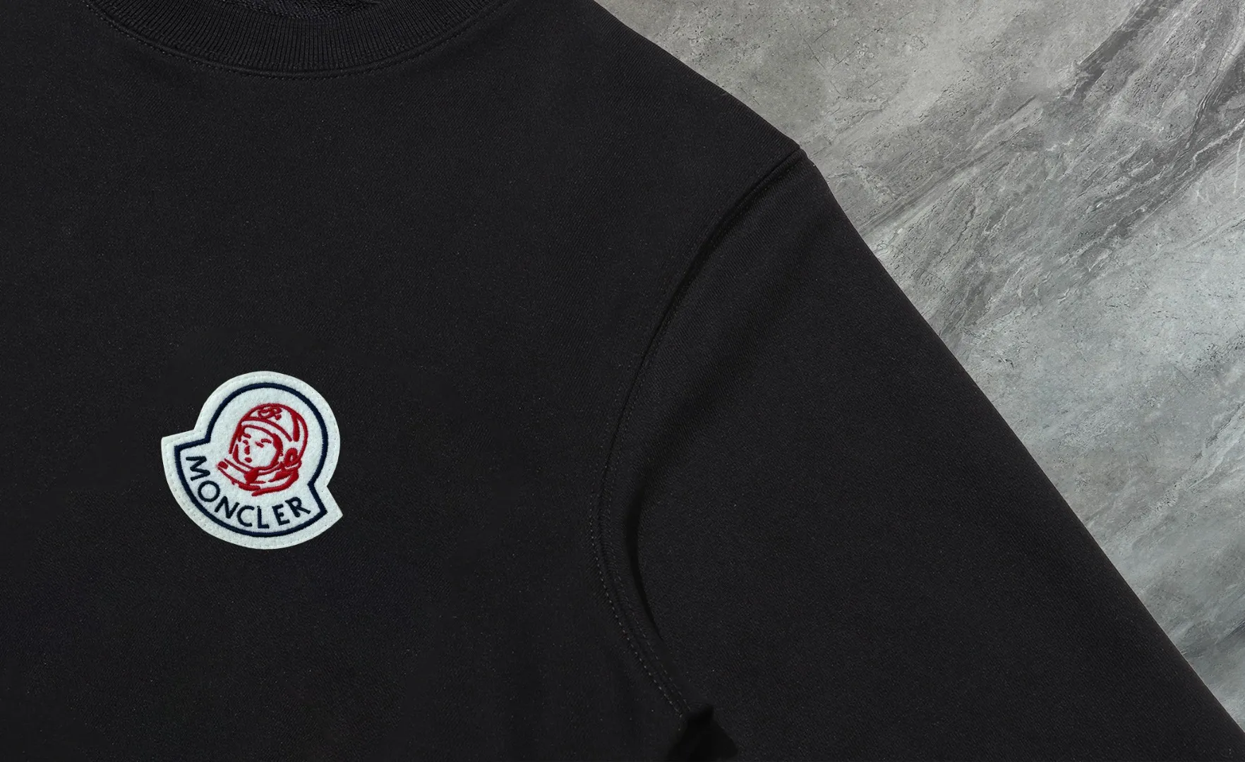 P210 High-version sweatshirt) [Long-term stock] 〖𝐌𝐎𝐍𝐂𝐋𝐄𝐑~Mask〗 Made of 440g heavy-weight fabric. It is different from the market currency. It can be matched with any variety and is properly handsome. 😎The whole dress is made of double waistcoats. The double waistcoats make the whole dress more three-dimensional. Not ordinary factories can do such fine work. 2025 Spring runway version of the T stage, on sale at the counter, round neck terry sweatshirt, high-end double-strand pure cotton, custom-made stretch ribs, dyed in the same vat, complete with three standards, matched with exquisite embroidered LOGO on the chest, simple and advanced, same style for men and women. Color: black, apricot, white, size: S M L XL 2XL