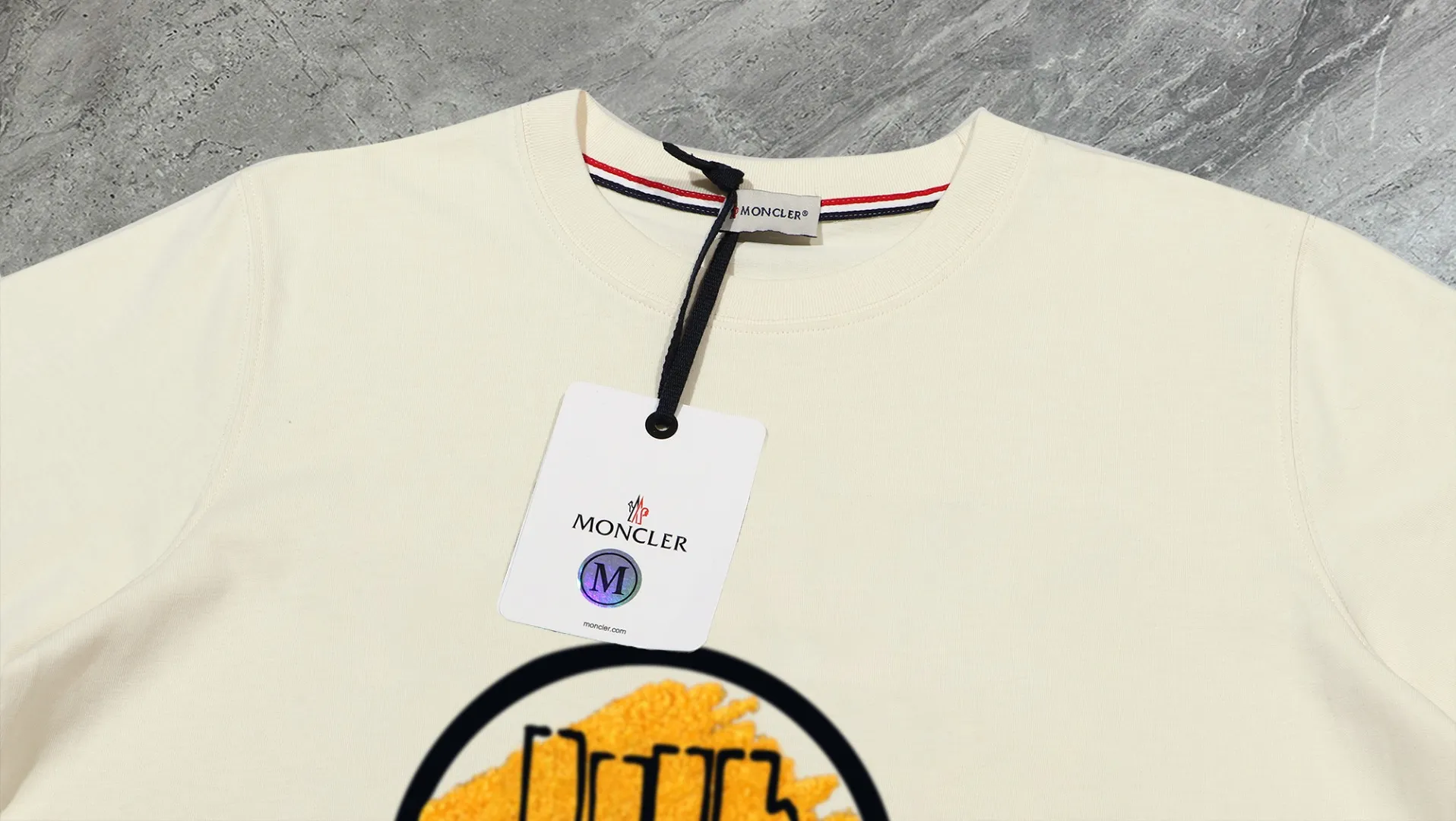 P210 High-version sweatshirt) [Long-term stock] 〖𝐌𝐎𝐍𝐂𝐋𝐄𝐑~Mask〗 Made of 440g heavy-weight fabric. It is different from the market currency. It can be matched with any variety and is properly handsome. 😎The whole dress is made of double waistcoats. The double waistcoats make the whole dress more three-dimensional. Not ordinary factories can do such fine work. 2025 Spring runway version of the T stage, on sale at the counter, round neck terry sweatshirt, high-end double-strand pure cotton, custom-made stretch ribs, dyed in the same vat, complete with three standards, matched with exquisite embroidered LOGO on the chest, simple and advanced, same style for men and women. Color: black, apricot, white, size: S M L XL 2XL