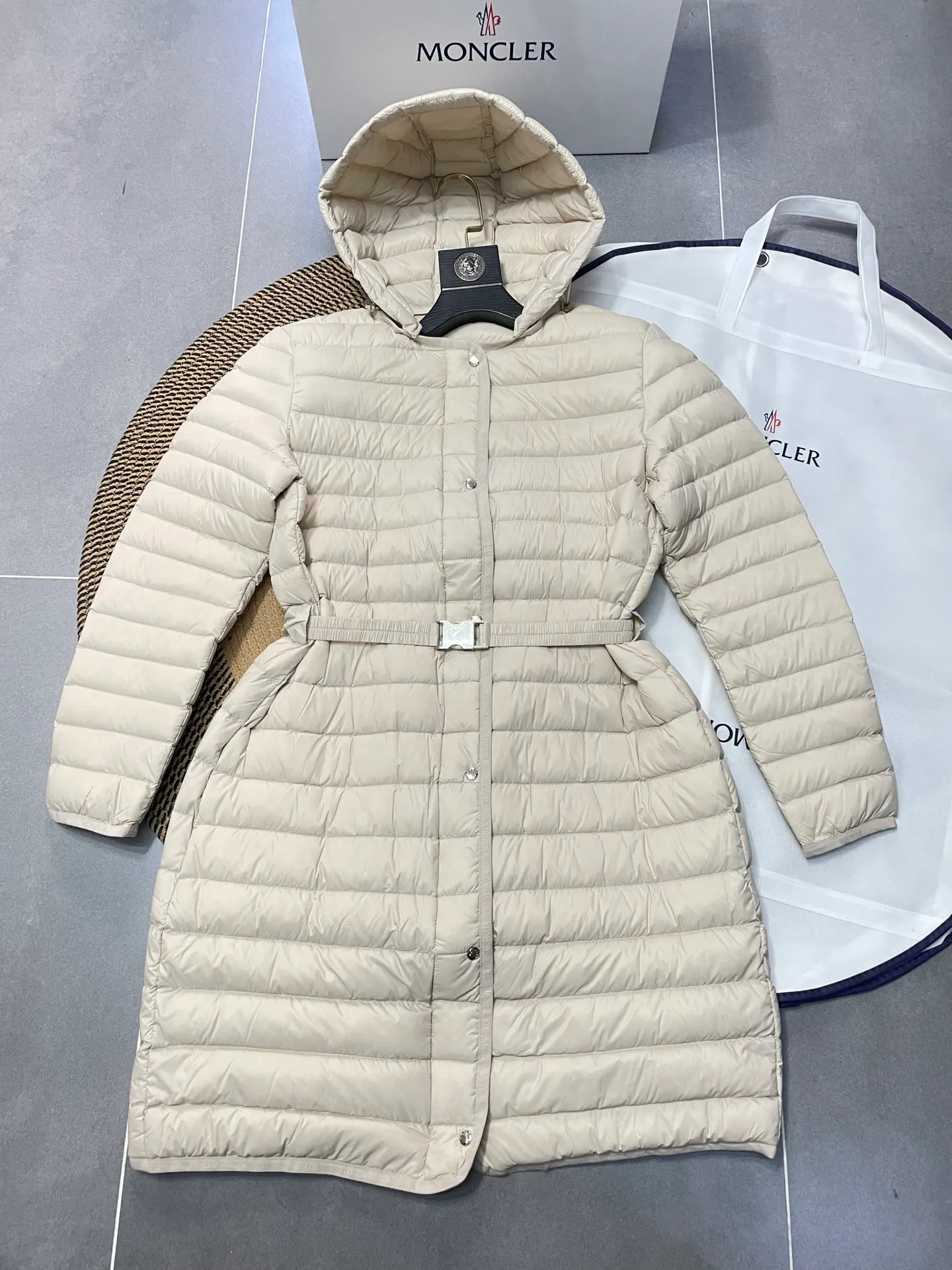 P760 Moncler recently launched OREDONNE women's mid-length slim belted goose down jacket. ✨Complete three labels, synchronized with counters ✨90% goose down filling ✨Slim-fitting waistband design, not picky. Milanese brand Moncler is a benchmark brand in the ski wear industry, and it knows the secret of keeping warm in cold weather. If you want proof, just wear an oredon parka jacket. Made from durable shell and filled with down for added warmth, the silhouette features a quilted and drawstring hood and an elasticated hem for extra protection on chilly days.  Moncler shell down jacket 100% polyamide; filling 90% down, 10% feather; lining 100% polyamide Concealed zip fastening at front Regular fit, drawstring hood, long sleeves, elasticated sleeves and hem, brand badge on sleeves, two front straight pockets with snap buttons, waistband with elasticated waistband, quilted pattern, branded silver Sizes: 0-3