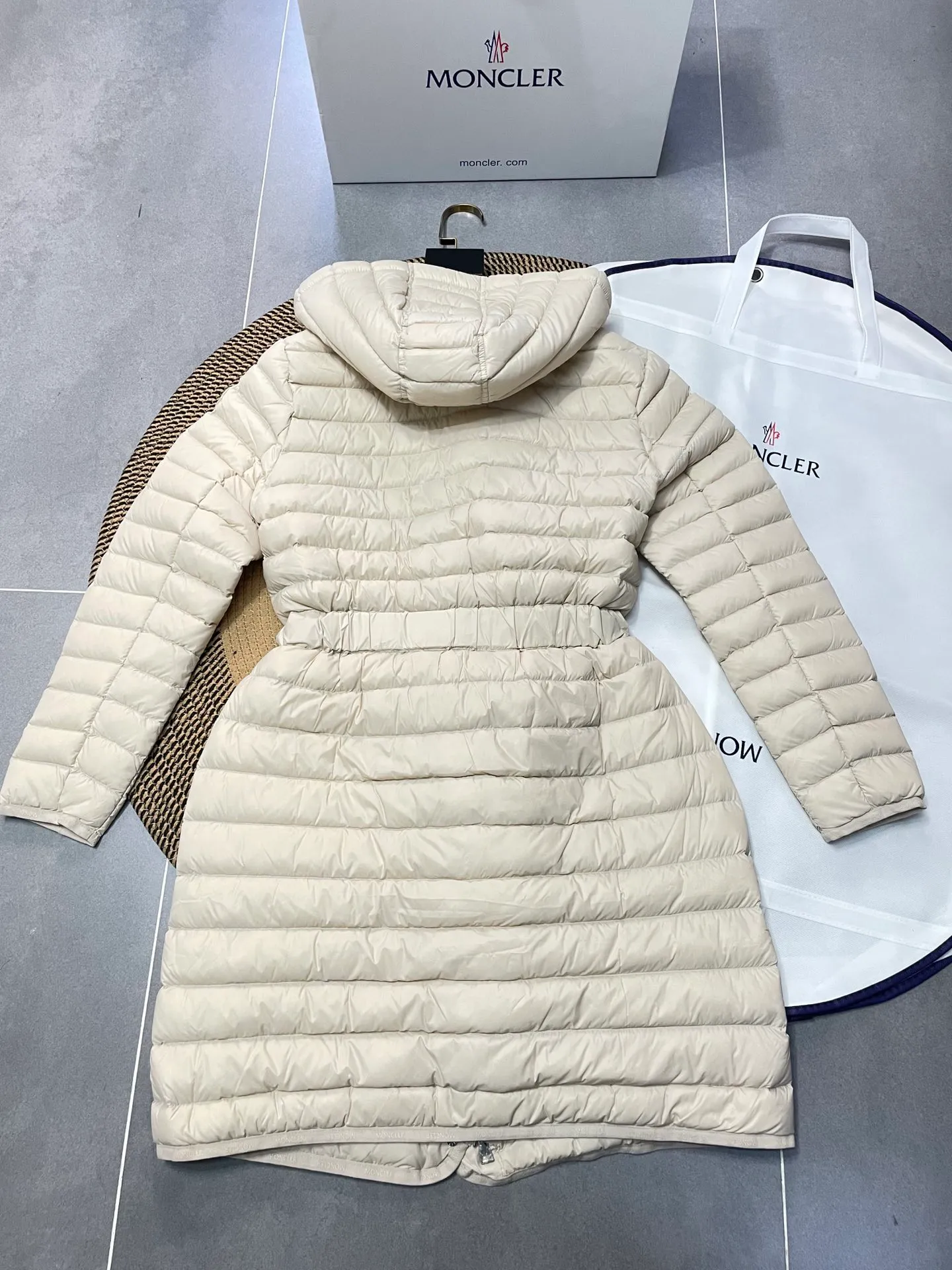 P760 Moncler recently launched OREDONNE women's mid-length slim belted goose down jacket. ✨Complete three labels, synchronized with counters ✨90% goose down filling ✨Slim-fitting waistband design, not picky. Milanese brand Moncler is a benchmark brand in the ski wear industry, and it knows the secret of keeping warm in cold weather. If you want proof, just wear an oredon parka jacket. Made from durable shell and filled with down for added warmth, the silhouette features a quilted and drawstring hood and an elasticated hem for extra protection on chilly days.  Moncler shell down jacket 100% polyamide; filling 90% down, 10% feather; lining 100% polyamide Concealed zip fastening at front Regular fit, drawstring hood, long sleeves, elasticated sleeves and hem, brand badge on sleeves, two front straight pockets with snap buttons, waistband with elasticated waistband, quilted pattern, branded silver Sizes: 0-3
