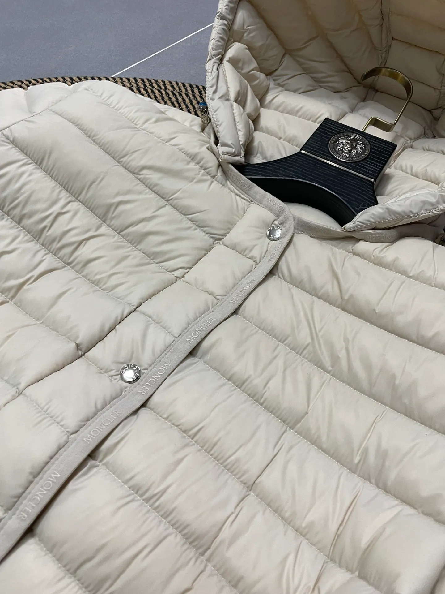 P760 Moncler recently launched OREDONNE women's mid-length slim belted goose down jacket. ✨Complete three labels, synchronized with counters ✨90% goose down filling ✨Slim-fitting waistband design, not picky. Milanese brand Moncler is a benchmark brand in the ski wear industry, and it knows the secret of keeping warm in cold weather. If you want proof, just wear an oredon parka jacket. Made from durable shell and filled with down for added warmth, the silhouette features a quilted and drawstring hood and an elasticated hem for extra protection on chilly days.  Moncler shell down jacket 100% polyamide; filling 90% down, 10% feather; lining 100% polyamide Concealed zip fastening at front Regular fit, drawstring hood, long sleeves, elasticated sleeves and hem, brand badge on sleeves, two front straight pockets with snap buttons, waistband with elasticated waistband, quilted pattern, branded silver Sizes: 0-3