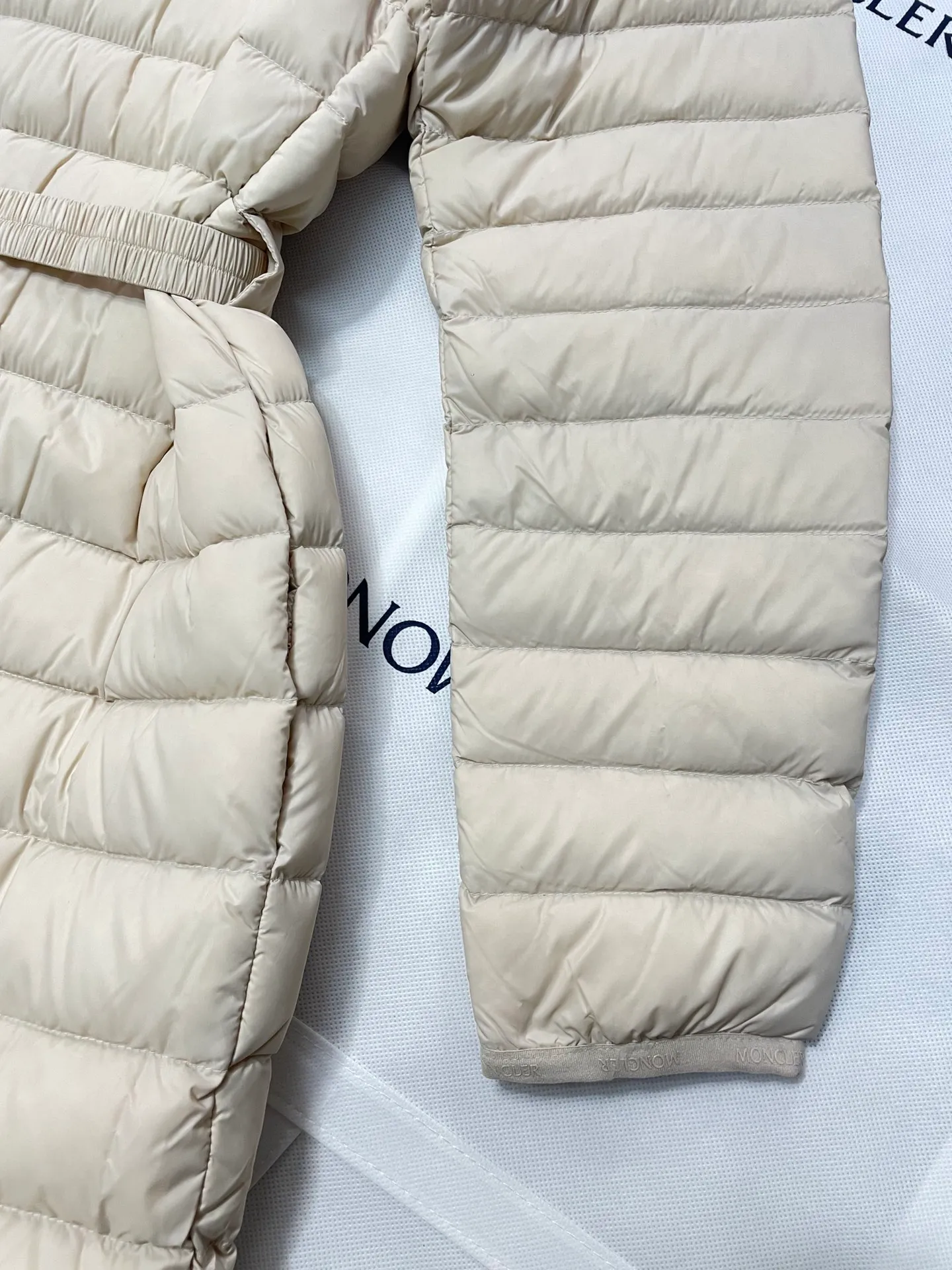 P760 Moncler recently launched OREDONNE women's mid-length slim belted goose down jacket. ✨Complete three labels, synchronized with counters ✨90% goose down filling ✨Slim-fitting waistband design, not picky. Milanese brand Moncler is a benchmark brand in the ski wear industry, and it knows the secret of keeping warm in cold weather. If you want proof, just wear an oredon parka jacket. Made from durable shell and filled with down for added warmth, the silhouette features a quilted and drawstring hood and an elasticated hem for extra protection on chilly days.  Moncler shell down jacket 100% polyamide; filling 90% down, 10% feather; lining 100% polyamide Concealed zip fastening at front Regular fit, drawstring hood, long sleeves, elasticated sleeves and hem, brand badge on sleeves, two front straight pockets with snap buttons, waistband with elasticated waistband, quilted pattern, branded silver Sizes: 0-3
