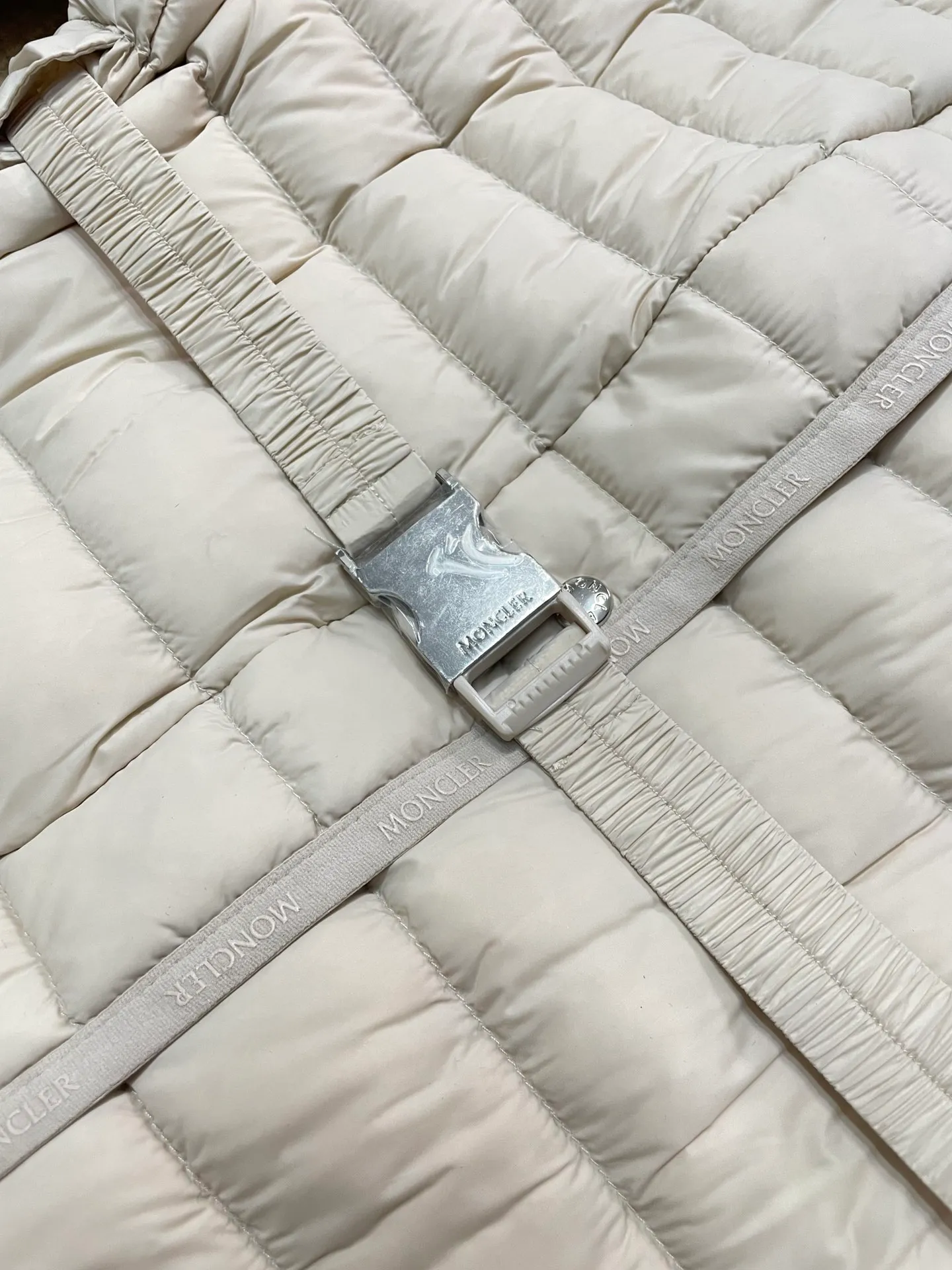 P760 Moncler recently launched OREDONNE women's mid-length slim belted goose down jacket. ✨Complete three labels, synchronized with counters ✨90% goose down filling ✨Slim-fitting waistband design, not picky. Milanese brand Moncler is a benchmark brand in the ski wear industry, and it knows the secret of keeping warm in cold weather. If you want proof, just wear an oredon parka jacket. Made from durable shell and filled with down for added warmth, the silhouette features a quilted and drawstring hood and an elasticated hem for extra protection on chilly days.  Moncler shell down jacket 100% polyamide; filling 90% down, 10% feather; lining 100% polyamide Concealed zip fastening at front Regular fit, drawstring hood, long sleeves, elasticated sleeves and hem, brand badge on sleeves, two front straight pockets with snap buttons, waistband with elasticated waistband, quilted pattern, branded silver Sizes: 0-3