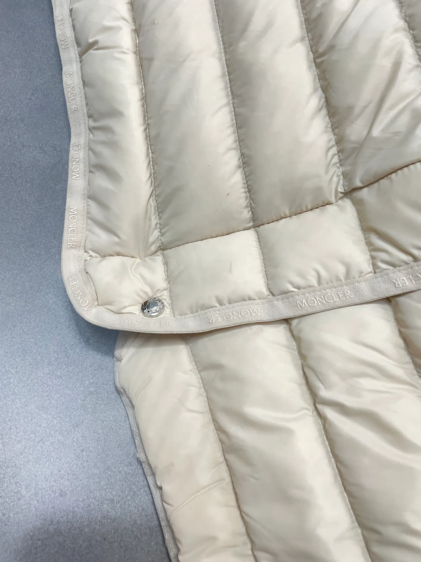 P760 Moncler recently launched OREDONNE women's mid-length slim belted goose down jacket. ✨Complete three labels, synchronized with counters ✨90% goose down filling ✨Slim-fitting waistband design, not picky. Milanese brand Moncler is a benchmark brand in the ski wear industry, and it knows the secret of keeping warm in cold weather. If you want proof, just wear an oredon parka jacket. Made from durable shell and filled with down for added warmth, the silhouette features a quilted and drawstring hood and an elasticated hem for extra protection on chilly days.  Moncler shell down jacket 100% polyamide; filling 90% down, 10% feather; lining 100% polyamide Concealed zip fastening at front Regular fit, drawstring hood, long sleeves, elasticated sleeves and hem, brand badge on sleeves, two front straight pockets with snap buttons, waistband with elasticated waistband, quilted pattern, branded silver Sizes: 0-3