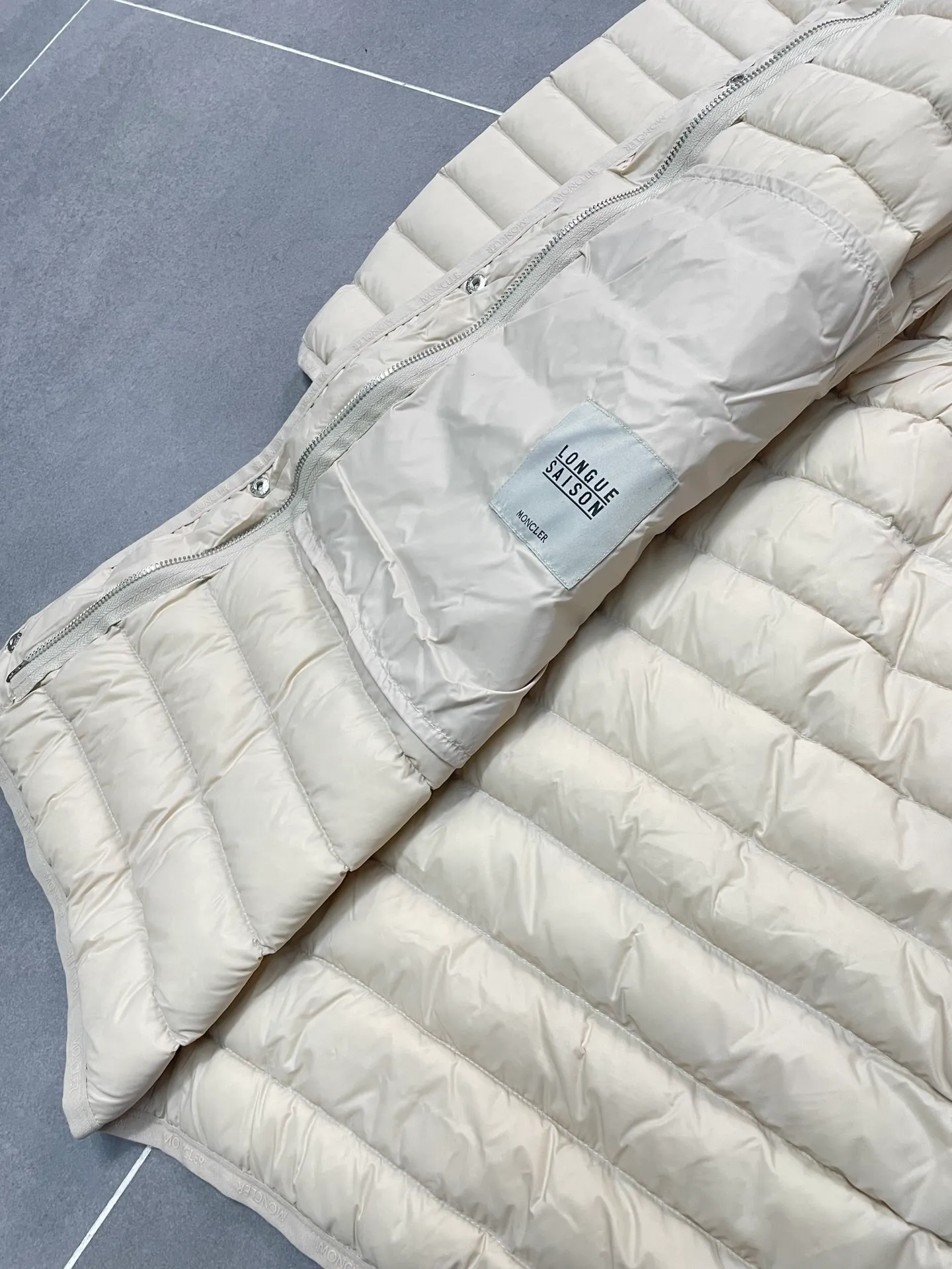 P760 Moncler recently launched OREDONNE women's mid-length slim belted goose down jacket. ✨Complete three labels, synchronized with counters ✨90% goose down filling ✨Slim-fitting waistband design, not picky. Milanese brand Moncler is a benchmark brand in the ski wear industry, and it knows the secret of keeping warm in cold weather. If you want proof, just wear an oredon parka jacket. Made from durable shell and filled with down for added warmth, the silhouette features a quilted and drawstring hood and an elasticated hem for extra protection on chilly days.  Moncler shell down jacket 100% polyamide; filling 90% down, 10% feather; lining 100% polyamide Concealed zip fastening at front Regular fit, drawstring hood, long sleeves, elasticated sleeves and hem, brand badge on sleeves, two front straight pockets with snap buttons, waistband with elasticated waistband, quilted pattern, branded silver Sizes: 0-3