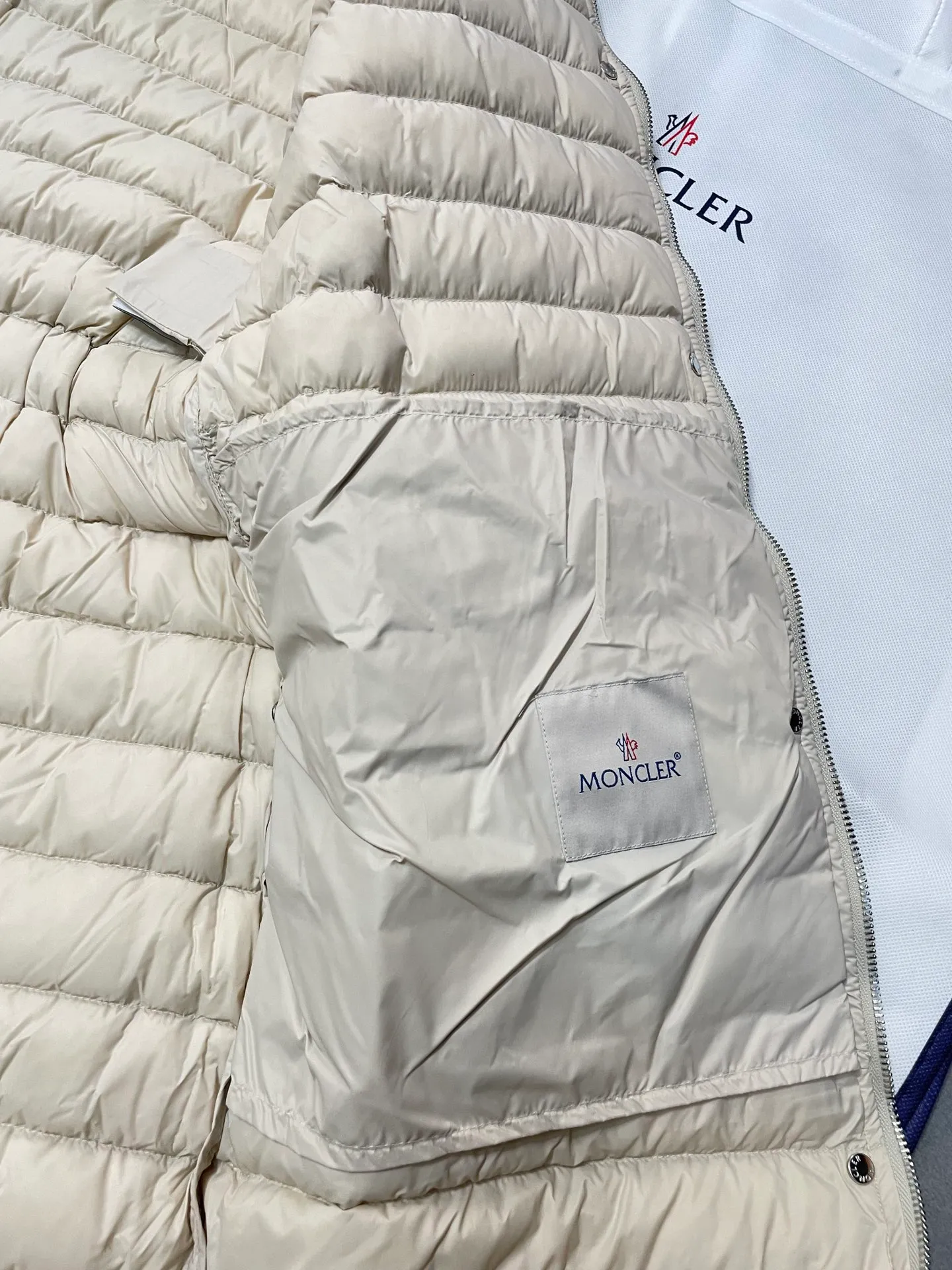 P760 Moncler recently launched OREDONNE women's mid-length slim belted goose down jacket. ✨Complete three labels, synchronized with counters ✨90% goose down filling ✨Slim-fitting waistband design, not picky. Milanese brand Moncler is a benchmark brand in the ski wear industry, and it knows the secret of keeping warm in cold weather. If you want proof, just wear an oredon parka jacket. Made from durable shell and filled with down for added warmth, the silhouette features a quilted and drawstring hood and an elasticated hem for extra protection on chilly days.  Moncler shell down jacket 100% polyamide; filling 90% down, 10% feather; lining 100% polyamide Concealed zip fastening at front Regular fit, drawstring hood, long sleeves, elasticated sleeves and hem, brand badge on sleeves, two front straight pockets with snap buttons, waistband with elasticated waistband, quilted pattern, branded silver Sizes: 0-3