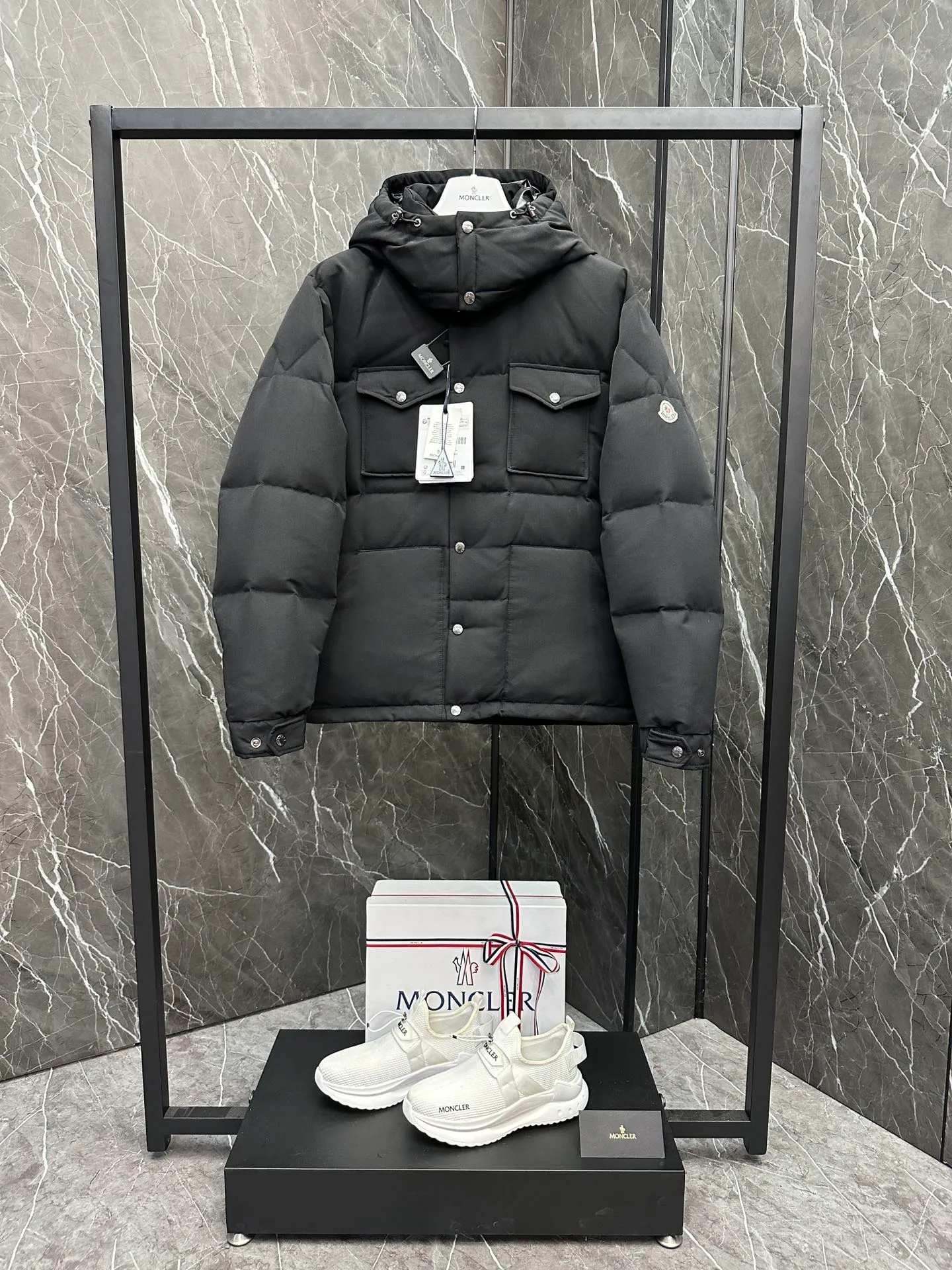 P940 ⬆️Moncler Fornas men's short down jacket. The hood is removable. It can be hidden without trace and can be changed into a stand-up collar jacket. The barcode model number is complete and corresponds to the official website. The tag has built-in NFC electronic induction anti-counterfeiting. It supports multiple anti-counterfeiting verifications. It comes standard with a full set of counter gift box packaging🎁. The complete set is hung at home. The Fornas short down jacket is a model of men's clothing. It is made of protective fabrics and designed for outdoor activities.  The Fornas down jacket is designed to capture the spirit of a mountain vacation and protect against the elements. Short design in cotton blend with functional finish. Decorated with practical details for outdoor activities, it features a removable hood to protect against cold weather and roomy pockets to store your essentials. Details •Made from fine cotton •Polyester lining •Padding down duck •Removable and adjustable hood •Zip and snap fastening •Kangaroo pocket •Snap fastening at chest pocket •Interior pocket •Adjustable cuffs Elastic drawstring hem Size : 1-5 Black Bordeaux D7872087620