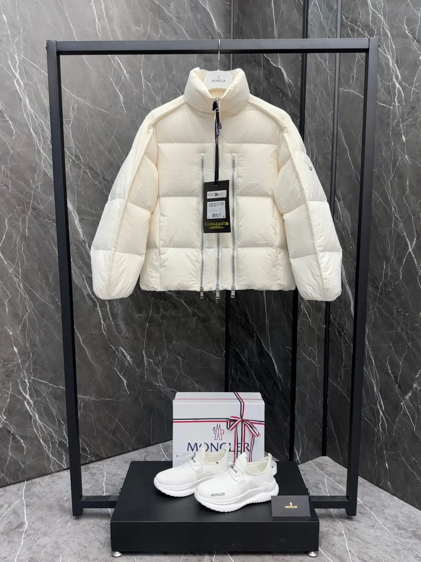 P1100 ⬆️ MONCLER GENIUS (Sky City Show Style) Moncler x Willow Smith YAEL Short Women's Down Jacket Jacket. Jayel short down jacket is embellished with eye-catching metal accessories, highlighting the punk aesthetic of the Moncler These functional zippers can be opened or closed and are reminiscent of artist-inspired vintage details. Made from nylon fabric that combines Moncler's heritage with Willow Smith's aesthetic, the metal ring on the logo patch is inspired by the artist's nose ring. Moncler Genius is a warm piece with a short and wide design that can be easily matched with the same color items in the series. Details Made of lightweight nylon Longue saison lining Filled with down Zip closure Snap pockets Adjustable cuffs and hem Embroidered logo patch with hoop Size: 0-3 White Black (Fairy Style)