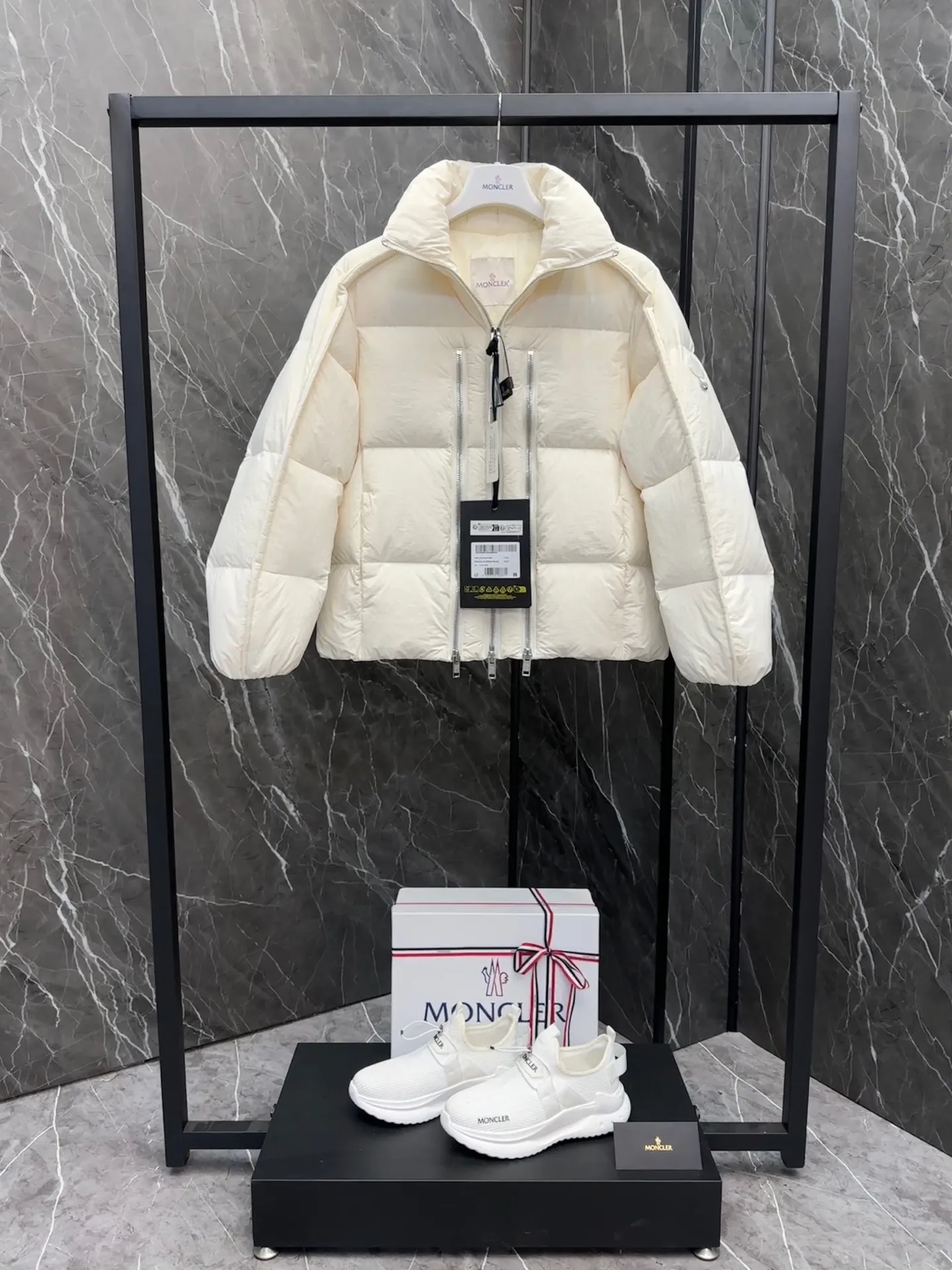 P1100 ⬆️ MONCLER GENIUS (Sky City Show Style) Moncler x Willow Smith YAEL Short Women's Down Jacket Jacket. Jayel short down jacket is embellished with eye-catching metal accessories, highlighting the punk aesthetic of the Moncler These functional zippers can be opened or closed and are reminiscent of artist-inspired vintage details. Made from nylon fabric that combines Moncler's heritage with Willow Smith's aesthetic, the metal ring on the logo patch is inspired by the artist's nose ring. Moncler Genius is a warm piece with a short and wide design that can be easily matched with the same color items in the series. Details Made of lightweight nylon Longue saison lining Filled with down Zip closure Snap pockets Adjustable cuffs and hem Embroidered logo patch with hoop Size: 0-3 White Black (Fairy Style)
