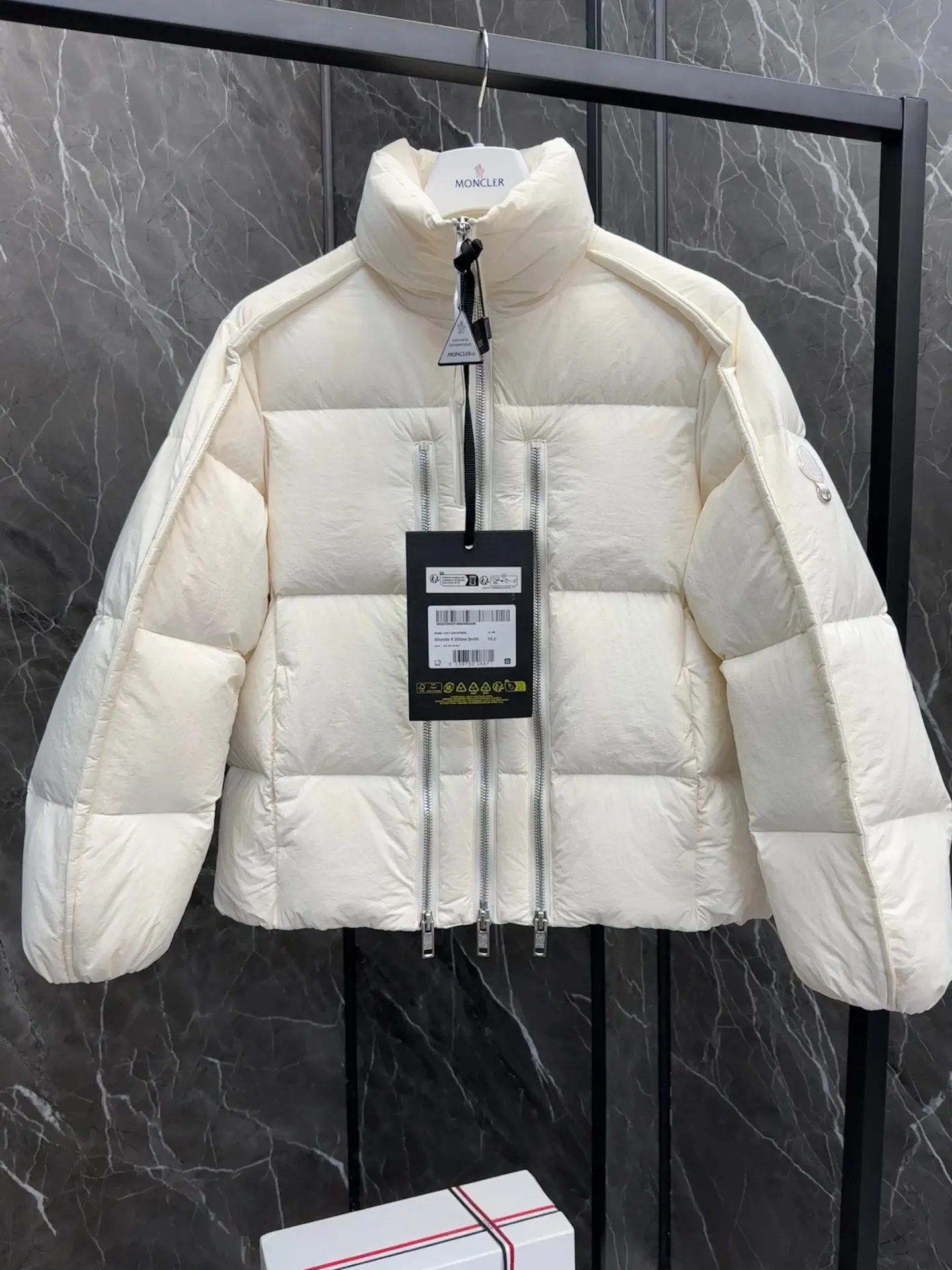 P1100 ⬆️ MONCLER GENIUS (Sky City Show Style) Moncler x Willow Smith YAEL Short Women's Down Jacket Jacket. Jayel short down jacket is embellished with eye-catching metal accessories, highlighting the punk aesthetic of the Moncler These functional zippers can be opened or closed and are reminiscent of artist-inspired vintage details. Made from nylon fabric that combines Moncler's heritage with Willow Smith's aesthetic, the metal ring on the logo patch is inspired by the artist's nose ring. Moncler Genius is a warm piece with a short and wide design that can be easily matched with the same color items in the series. Details Made of lightweight nylon Longue saison lining Filled with down Zip closure Snap pockets Adjustable cuffs and hem Embroidered logo patch with hoop Size: 0-3 White Black (Fairy Style)