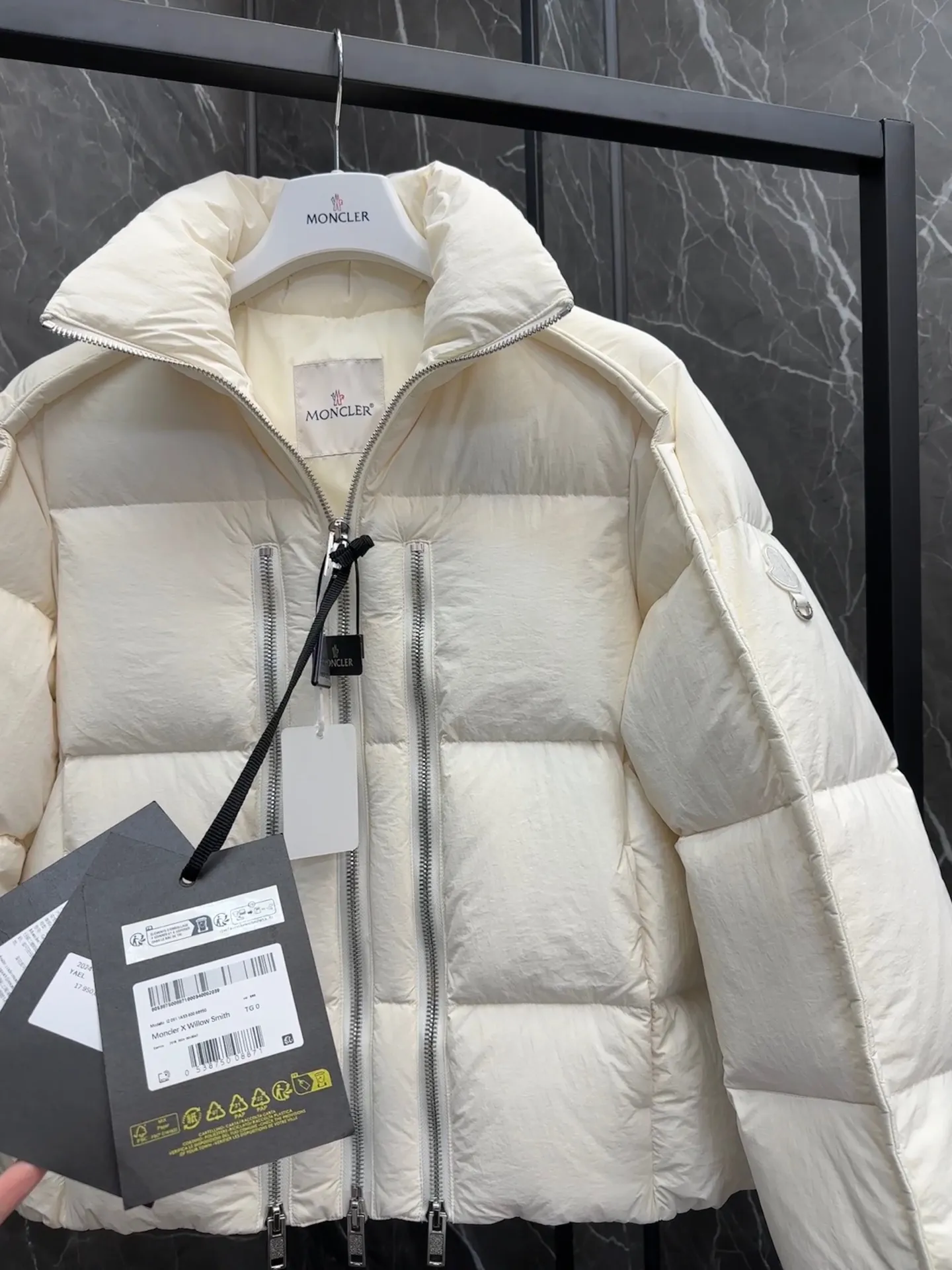 P1100 ⬆️ MONCLER GENIUS (Sky City Show Style) Moncler x Willow Smith YAEL Short Women's Down Jacket Jacket. Jayel short down jacket is embellished with eye-catching metal accessories, highlighting the punk aesthetic of the Moncler These functional zippers can be opened or closed and are reminiscent of artist-inspired vintage details. Made from nylon fabric that combines Moncler's heritage with Willow Smith's aesthetic, the metal ring on the logo patch is inspired by the artist's nose ring. Moncler Genius is a warm piece with a short and wide design that can be easily matched with the same color items in the series. Details Made of lightweight nylon Longue saison lining Filled with down Zip closure Snap pockets Adjustable cuffs and hem Embroidered logo patch with hoop Size: 0-3 White Black (Fairy Style)