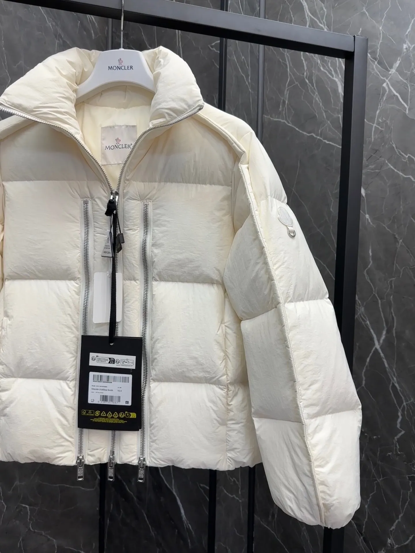 P1100 ⬆️ MONCLER GENIUS (Sky City Show Style) Moncler x Willow Smith YAEL Short Women's Down Jacket Jacket. Jayel short down jacket is embellished with eye-catching metal accessories, highlighting the punk aesthetic of the Moncler These functional zippers can be opened or closed and are reminiscent of artist-inspired vintage details. Made from nylon fabric that combines Moncler's heritage with Willow Smith's aesthetic, the metal ring on the logo patch is inspired by the artist's nose ring. Moncler Genius is a warm piece with a short and wide design that can be easily matched with the same color items in the series. Details Made of lightweight nylon Longue saison lining Filled with down Zip closure Snap pockets Adjustable cuffs and hem Embroidered logo patch with hoop Size: 0-3 White Black (Fairy Style)