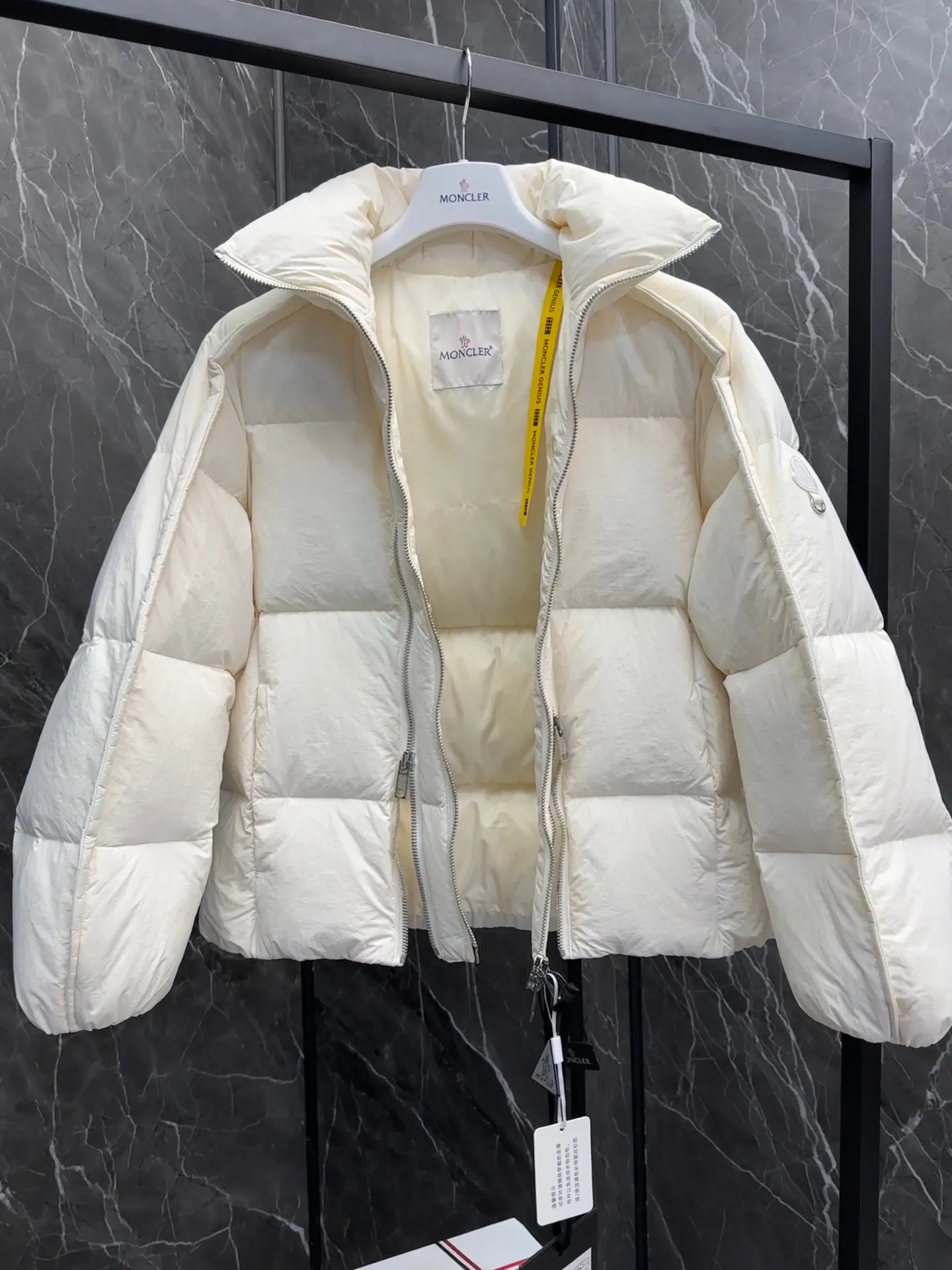 P1100 ⬆️ MONCLER GENIUS (Sky City Show Style) Moncler x Willow Smith YAEL Short Women's Down Jacket Jacket. Jayel short down jacket is embellished with eye-catching metal accessories, highlighting the punk aesthetic of the Moncler These functional zippers can be opened or closed and are reminiscent of artist-inspired vintage details. Made from nylon fabric that combines Moncler's heritage with Willow Smith's aesthetic, the metal ring on the logo patch is inspired by the artist's nose ring. Moncler Genius is a warm piece with a short and wide design that can be easily matched with the same color items in the series. Details Made of lightweight nylon Longue saison lining Filled with down Zip closure Snap pockets Adjustable cuffs and hem Embroidered logo patch with hoop Size: 0-3 White Black (Fairy Style)