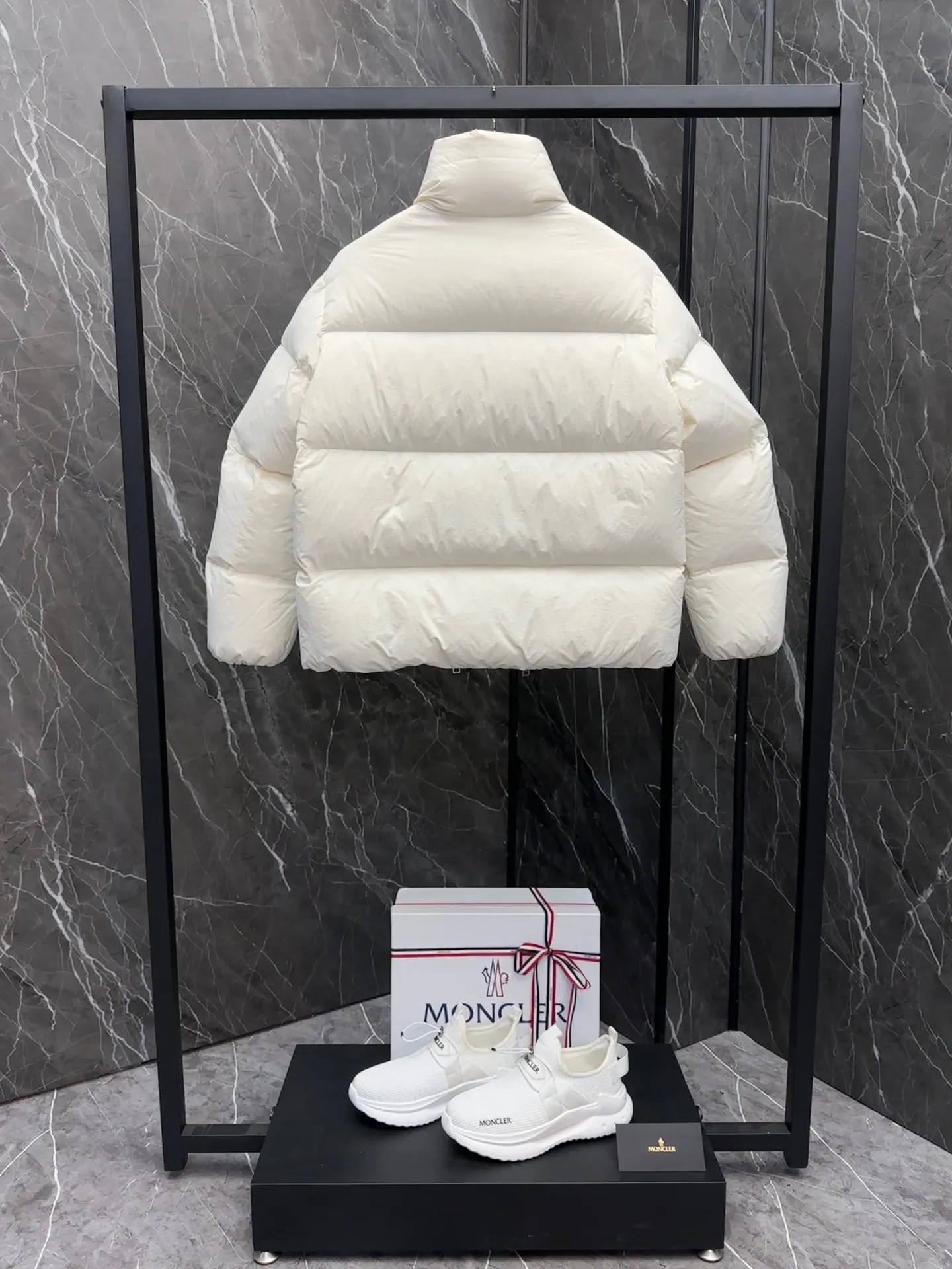 P1100 ⬆️ MONCLER GENIUS (Sky City Show Style) Moncler x Willow Smith YAEL Short Women's Down Jacket Jacket. Jayel short down jacket is embellished with eye-catching metal accessories, highlighting the punk aesthetic of the Moncler These functional zippers can be opened or closed and are reminiscent of artist-inspired vintage details. Made from nylon fabric that combines Moncler's heritage with Willow Smith's aesthetic, the metal ring on the logo patch is inspired by the artist's nose ring. Moncler Genius is a warm piece with a short and wide design that can be easily matched with the same color items in the series. Details Made of lightweight nylon Longue saison lining Filled with down Zip closure Snap pockets Adjustable cuffs and hem Embroidered logo patch with hoop Size: 0-3 White Black (Fairy Style)