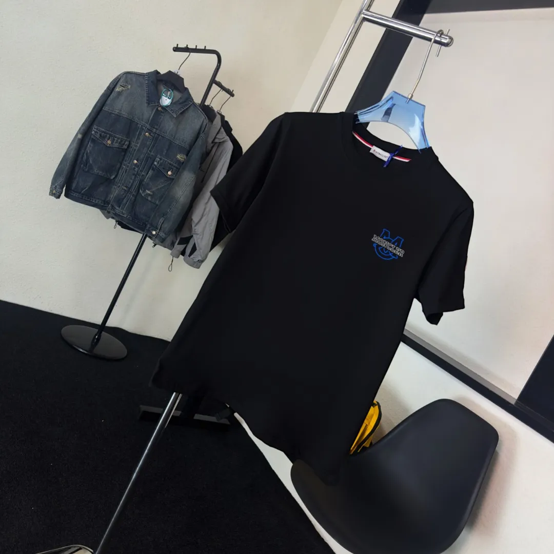 P140 Upgraded version "Mobile phone smart sensor ~ NFC chip armband ~ Direct access to the official website for anti-counterfeiting" "Moncler ~ Mouth Mouth" 2025 new high-quality round neck short-sleeved T-shirt. The cuffs have imported embroidered labels. Customized dyeing, very comfortable to touch. Super versatile and good-looking short-sleeved. Complete with three labels. Non-market ordinary version. Feel free to compare. Quality is absolutely guaranteed! ‼ First of all, this original fabric is all custom-woven with 32-count double yarn fabric, 250G, and the weight is the same‼ Fine workmanship, double waistcoat method, double waistcoat method, double waistcoat method makes the whole dress more three-dimensional, which is not a craft that ordinary T-shirts can achieve🤪 Size: S-M-L-XL-2XL Color: black, white, apricot, same style for men and women
