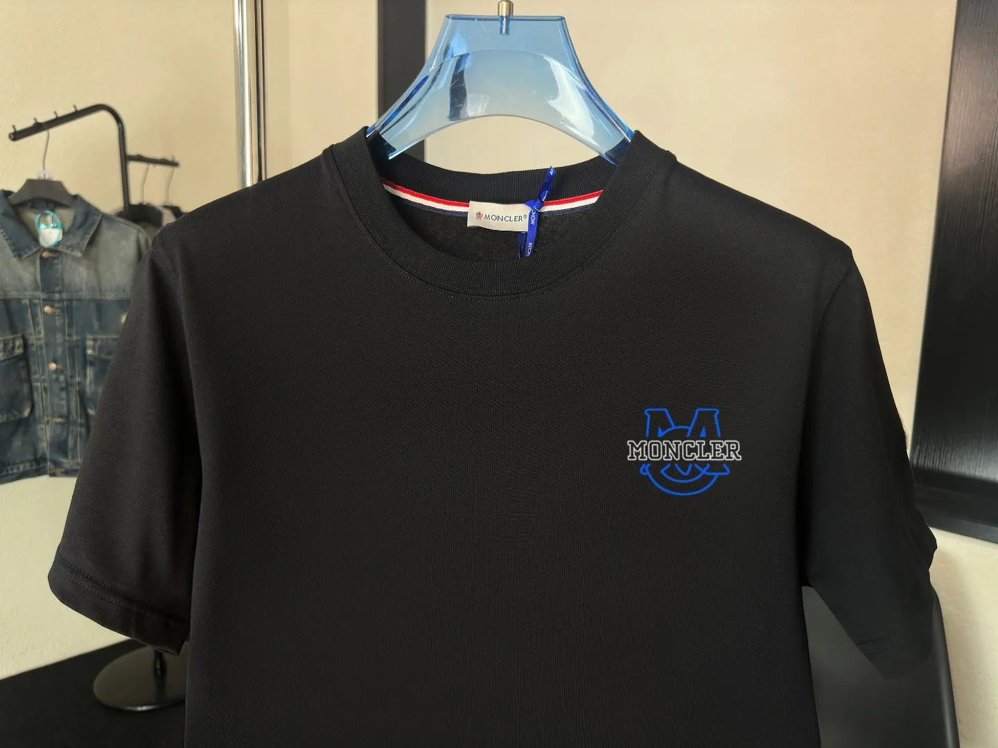 P140 Upgraded version "Mobile phone smart sensor ~ NFC chip armband ~ Direct access to the official website for anti-counterfeiting" "Moncler ~ Mouth Mouth" 2025 new high-quality round neck short-sleeved T-shirt. The cuffs have imported embroidered labels. Customized dyeing, very comfortable to touch. Super versatile and good-looking short-sleeved. Complete with three labels. Non-market ordinary version. Feel free to compare. Quality is absolutely guaranteed! ‼ First of all, this original fabric is all custom-woven with 32-count double yarn fabric, 250G, and the weight is the same‼ Fine workmanship, double waistcoat method, double waistcoat method, double waistcoat method makes the whole dress more three-dimensional, which is not a craft that ordinary T-shirts can achieve🤪 Size: S-M-L-XL-2XL Color: black, white, apricot, same style for men and women