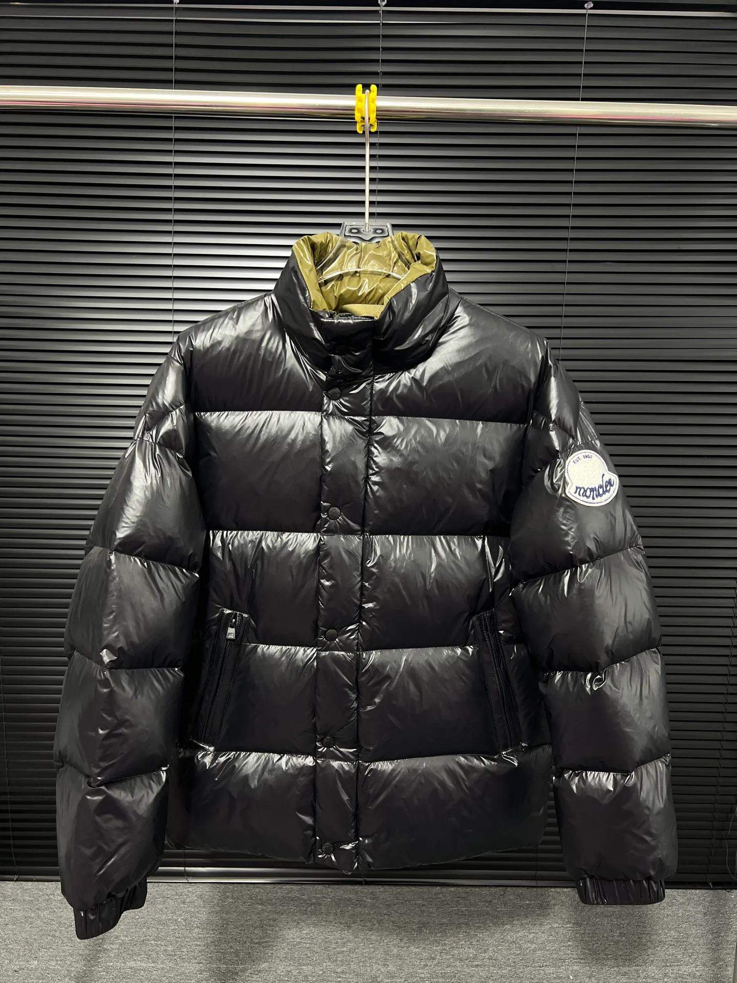 P860 Large Standard 1952 Unisex Moncler New Product Triti Unisex Down Jacket. The Triti down jacket is made of functional shiny nylon fabric, which is comfortable and warm without being heavy. Chenille logo patch highlights the essence of the brand. Style number: Dabiao 1952 Size: 12345 Color: black·white