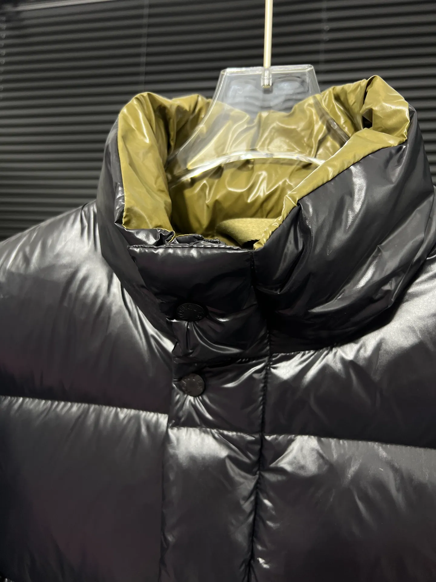 P860 Large Standard 1952 Unisex Moncler New Product Triti Unisex Down Jacket. The Triti down jacket is made of functional shiny nylon fabric, which is comfortable and warm without being heavy. Chenille logo patch highlights the essence of the brand. Style number: Dabiao 1952 Size: 12345 Color: black·white