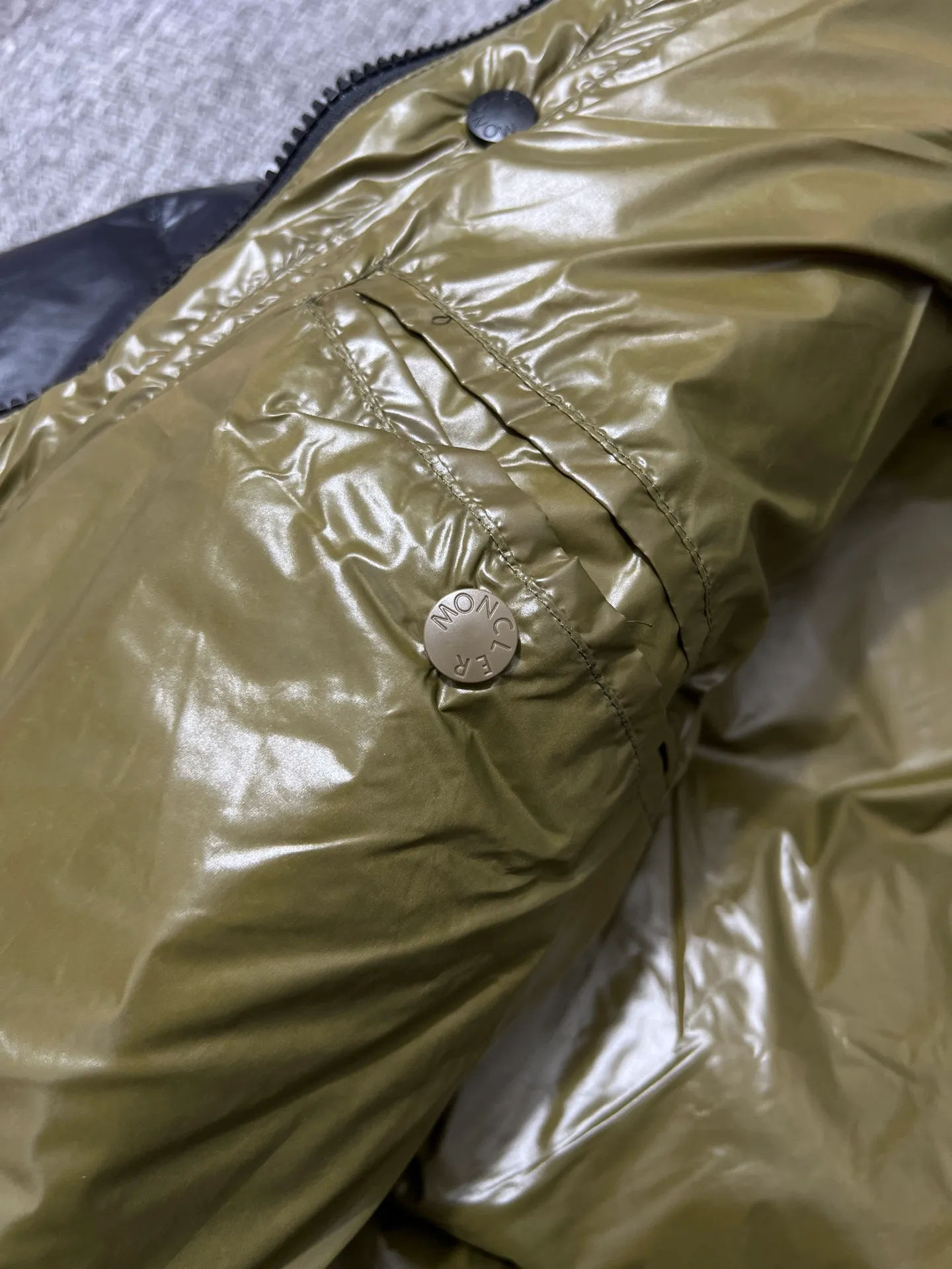 P860 Large Standard 1952 Unisex Moncler New Product Triti Unisex Down Jacket. The Triti down jacket is made of functional shiny nylon fabric, which is comfortable and warm without being heavy. Chenille logo patch highlights the essence of the brand. Style number: Dabiao 1952 Size: 12345 Color: black·white