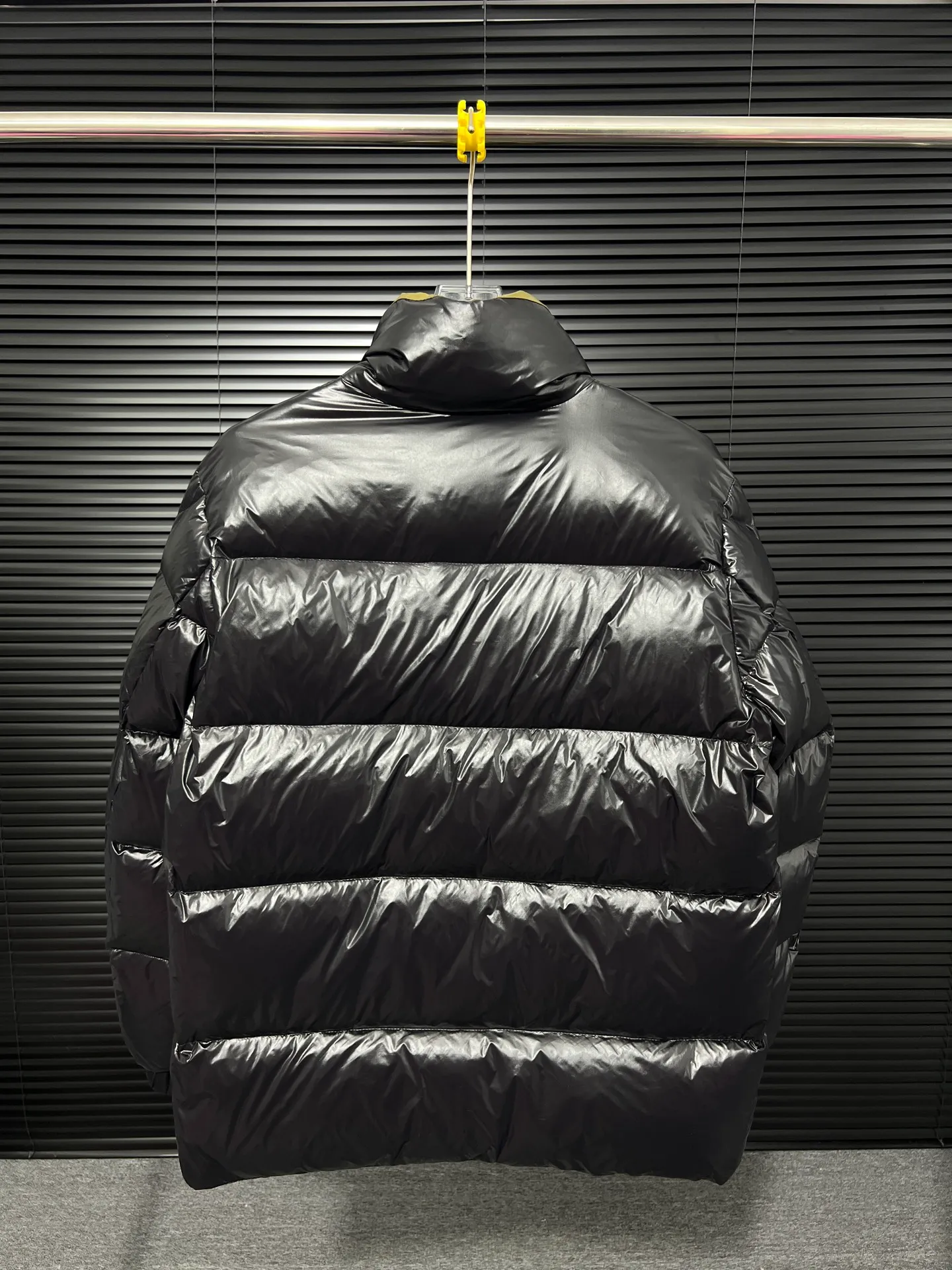 P860 Large Standard 1952 Unisex Moncler New Product Triti Unisex Down Jacket. The Triti down jacket is made of functional shiny nylon fabric, which is comfortable and warm without being heavy. Chenille logo patch highlights the essence of the brand. Style number: Dabiao 1952 Size: 12345 Color: black·white