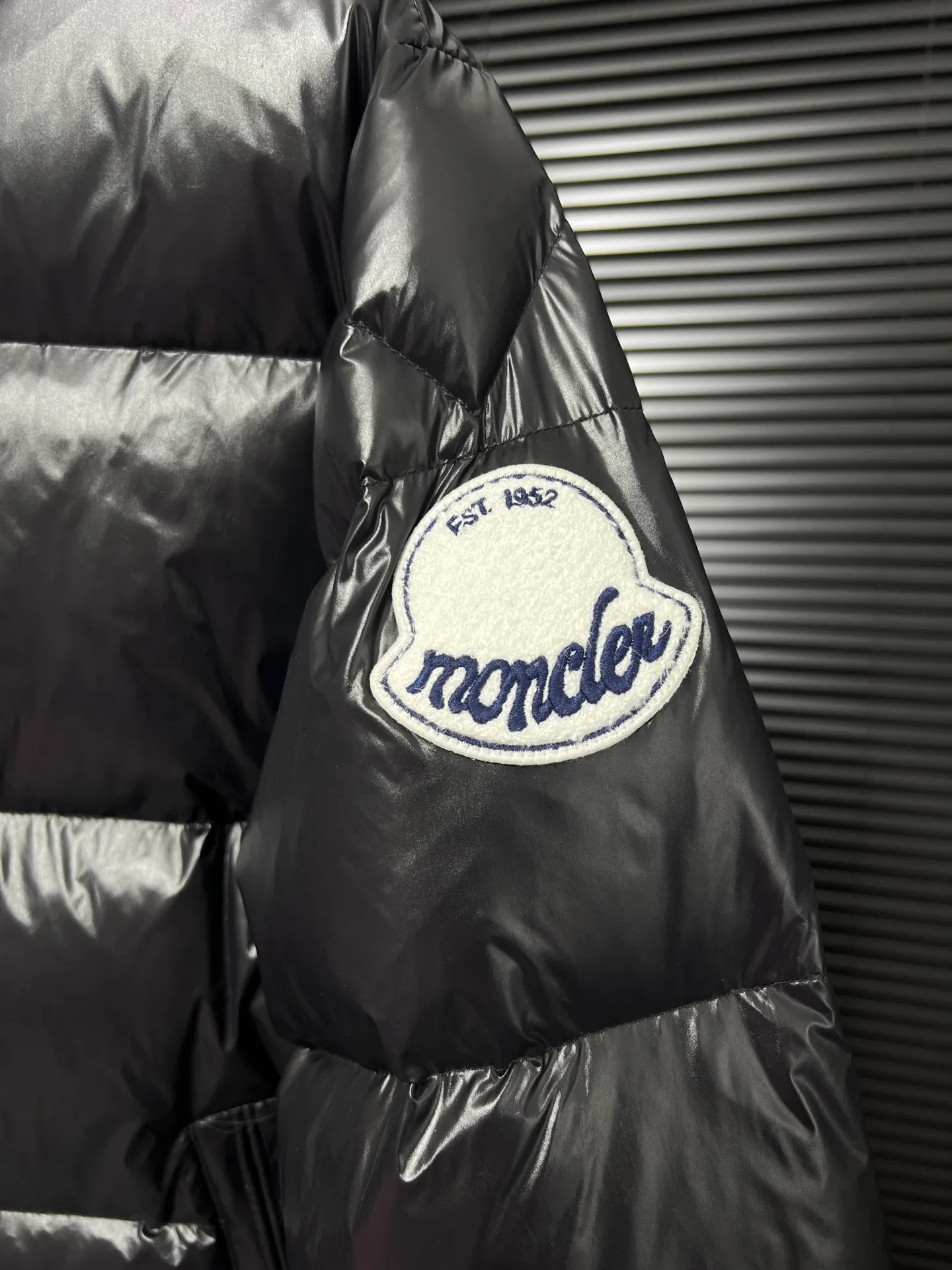 P860 Large Standard 1952 Unisex Moncler New Product Triti Unisex Down Jacket. The Triti down jacket is made of functional shiny nylon fabric, which is comfortable and warm without being heavy. Chenille logo patch highlights the essence of the brand. Style number: Dabiao 1952 Size: 12345 Color: black·white