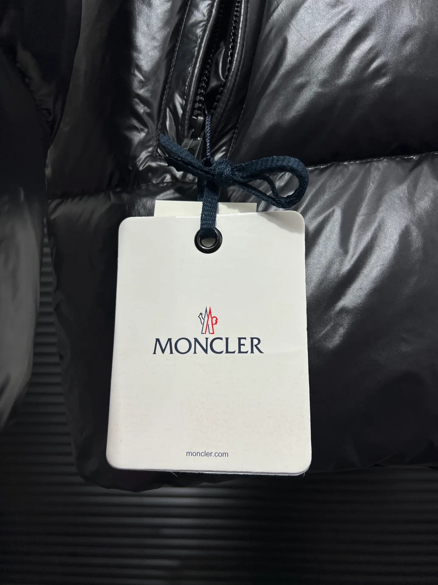 P860 Large Standard 1952 Unisex Moncler New Product Triti Unisex Down Jacket. The Triti down jacket is made of functional shiny nylon fabric, which is comfortable and warm without being heavy. Chenille logo patch highlights the essence of the brand. Style number: Dabiao 1952 Size: 12345 Color: black·white
