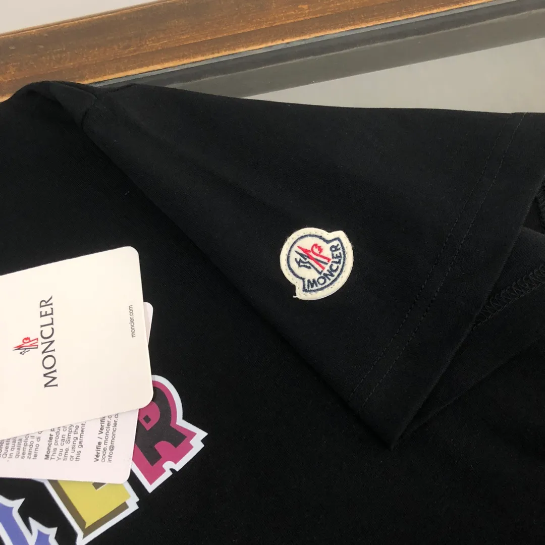 P160 🔥MONCLER The latest short-sleeved T-shirt for couples ~ Featured brand contrasting letter printing ~ The fabric upper body is comfortable and breathable, not stiff, slim cut, made of high-end custom-made pure cotton fabric! The upper body is comfortable and stylish, and it can be worn alone as an inner layer. It is a must-have for fashionistas! ! ! Color: black white Size: S～XL (loose version, please state your height and weight when placing an order)