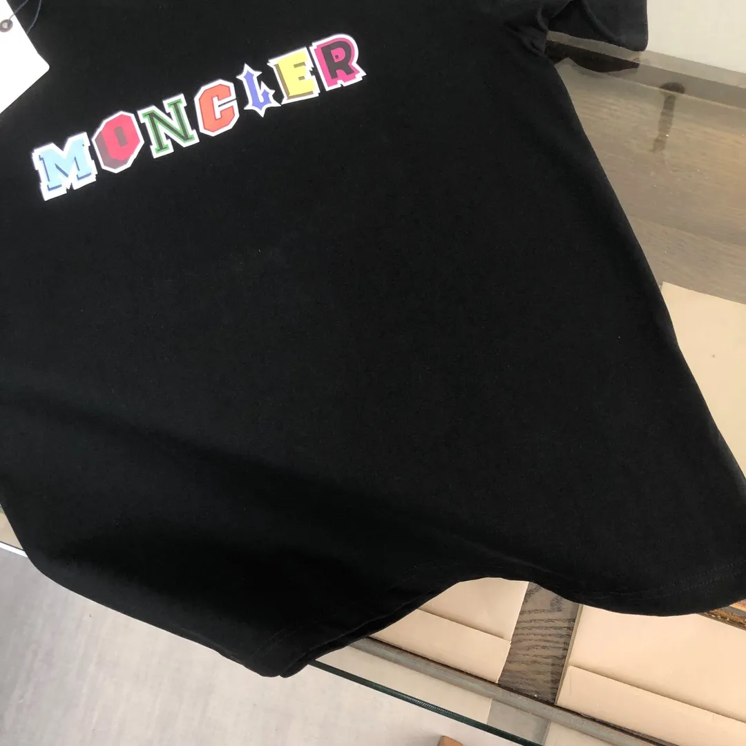 P160 🔥MONCLER The latest short-sleeved T-shirt for couples ~ Featured brand contrasting letter printing ~ The fabric upper body is comfortable and breathable, not stiff, slim cut, made of high-end custom-made pure cotton fabric! The upper body is comfortable and stylish, and it can be worn alone as an inner layer. It is a must-have for fashionistas! ! ! Color: black white Size: S～XL (loose version, please state your height and weight when placing an order)