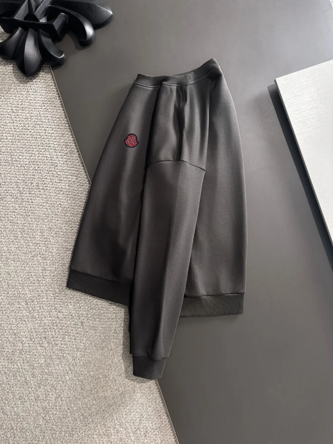 Next day shipping P720 MONCLER/Mongolian high quality 2025 autumn and winter new casual heavy industry suit exclusively developed by yb! High quality production! The top version of the trading company channel order, external orders for imported custom fabrics, high breathability and comfort, impeccable details, absolutely worth buying! This type of suit is also a must-have for lazy people. You don’t have to think about how to match it, you can just get it in one set! Brand element design concept, delicate and soft feel! It presents a casual cut and the upper body shape is great! On sale simultaneously on the official website! From a high-end men's positioning brand, the low-key luxury taste is irresistible! Exquisite workmanship and impeccable quality! The overall style is simple, fashionable and timeless, fully meeting the requirements of stylish and tasteful dressing! Sizes: S to XXL (or state your height and weight when placing an order)