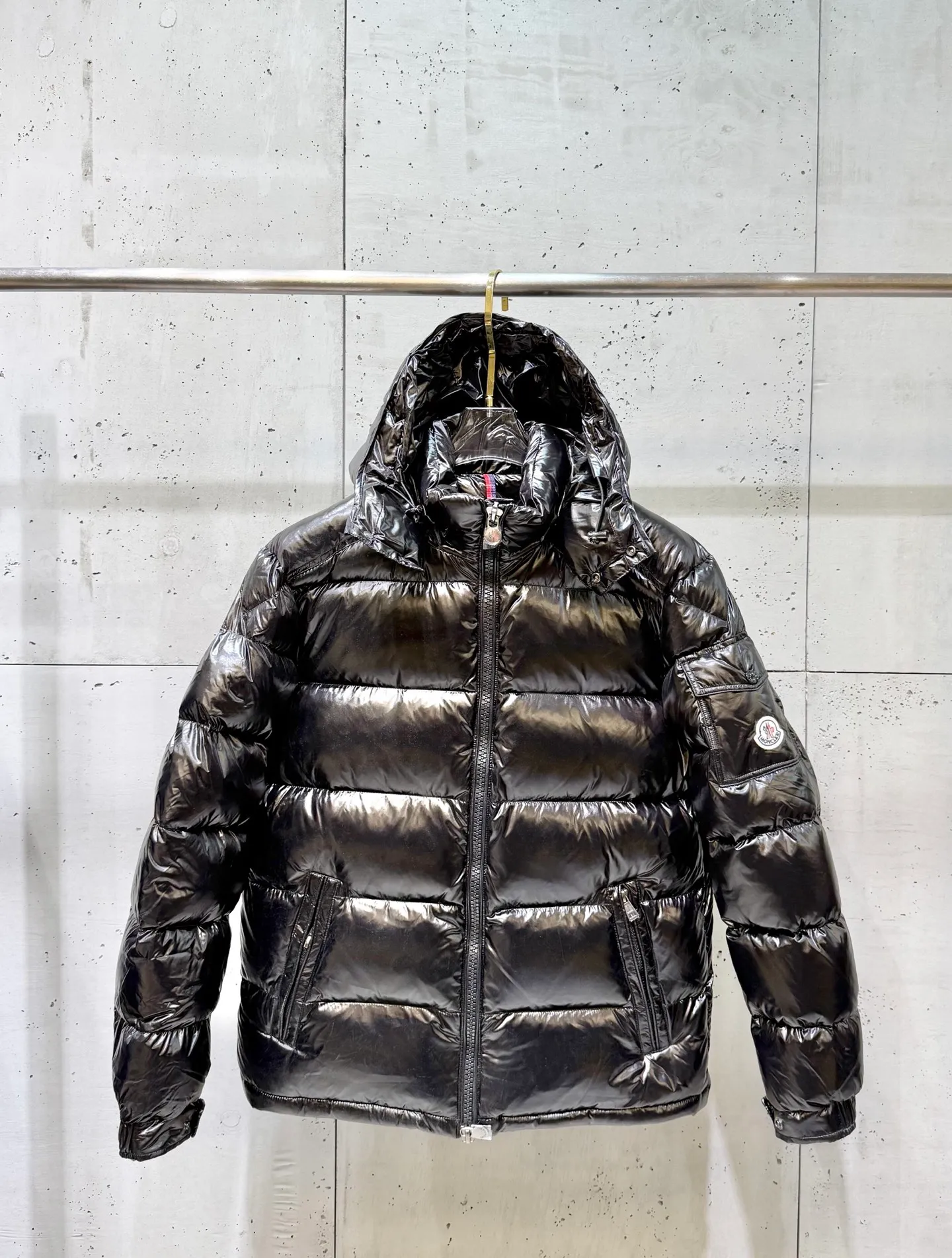 P680 Monce Mouth Moncler #MAYA Maya Eason Chan Down Jacket Description: Influenced by the iconic outerwear of the 1980s, the Maya jacket revisits looks from the Moncler archives with modern style and cutting-edge elements, the result of the brand's expertise in ski equipment. Whether in sports or clothing style, this jacket with high performance and positive spirit has all the elements that a winner strongly demands to win the championship. Material process analysis: 1️⃣Original Nfc inductive anti-counterfeiting chip 2️⃣National standard 90% pure white goose down, exclusive use of top down on the market, never blown goose down and a series of misunderstandings 3️⃣ Fabric: 100% nylon; Lining: 100% nylon , one of the best on the market, everything is customized according to the original version. 4⃣️The electroplated hardware is produced by the original processing factory, all customized by the original factory, and is not available in various market versions. 5⃣️Produced by the same OEM factory as Mani, it has always been unambiguous in terms of quality. Everyone knows about the workmanship, QA and Qc quality inspection of the workers when shipping from a large factory. It is not comparable to small factories in the market.                                        Color: Black Size: 1-6