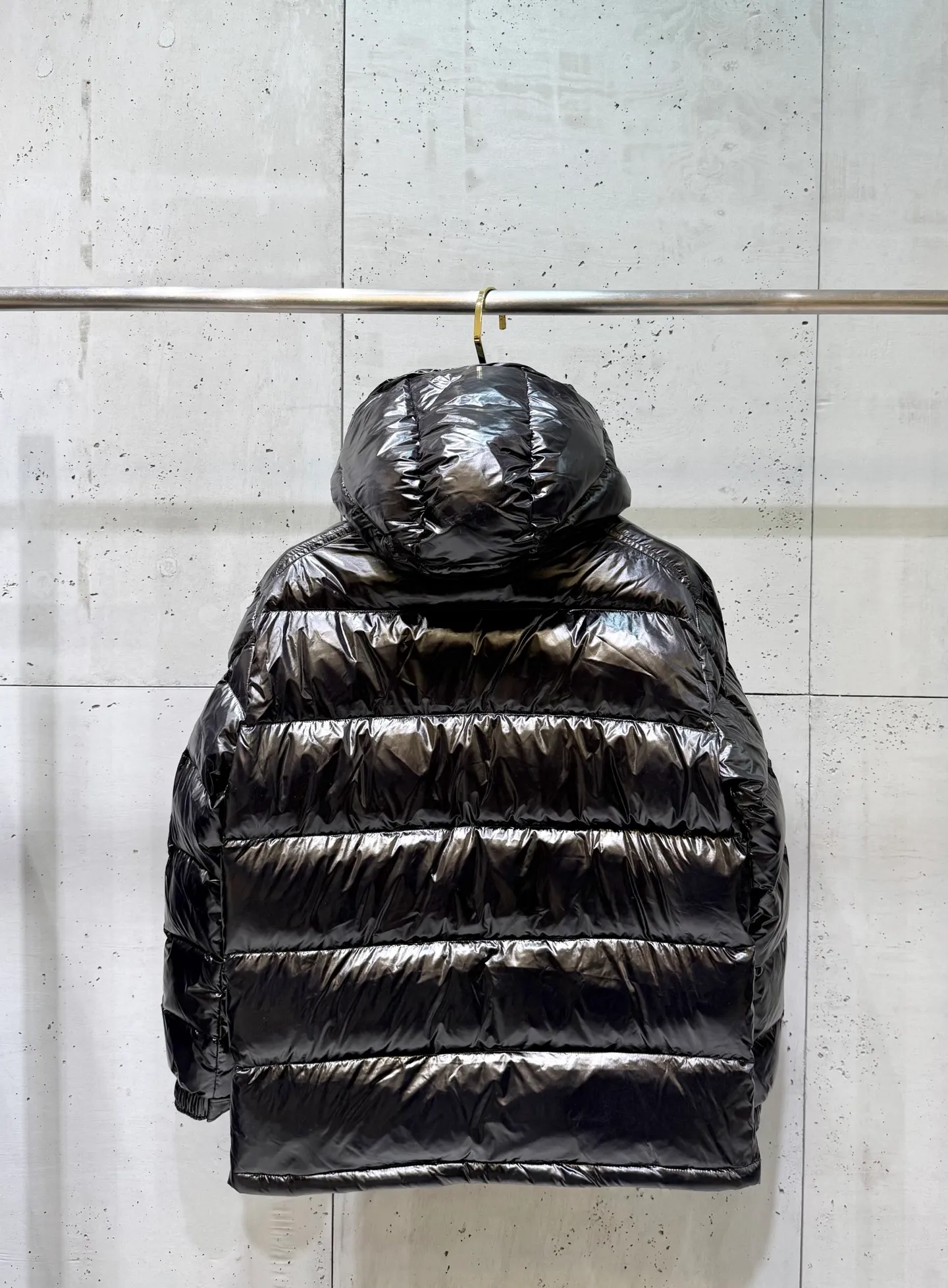 P680 Monce Mouth Moncler #MAYA Maya Eason Chan Down Jacket Description: Influenced by the iconic outerwear of the 1980s, the Maya jacket revisits looks from the Moncler archives with modern style and cutting-edge elements, the result of the brand's expertise in ski equipment. Whether in sports or clothing style, this jacket with high performance and positive spirit has all the elements that a winner strongly demands to win the championship. Material process analysis: 1️⃣Original Nfc inductive anti-counterfeiting chip 2️⃣National standard 90% pure white goose down, exclusive use of top down on the market, never blown goose down and a series of misunderstandings 3️⃣ Fabric: 100% nylon; Lining: 100% nylon , one of the best on the market, everything is customized according to the original version. 4⃣️The electroplated hardware is produced by the original processing factory, all customized by the original factory, and is not available in various market versions. 5⃣️Produced by the same OEM factory as Mani, it has always been unambiguous in terms of quality. Everyone knows about the workmanship, QA and Qc quality inspection of the workers when shipping from a large factory. It is not comparable to small factories in the market.                                        Color: Black Size: 1-6