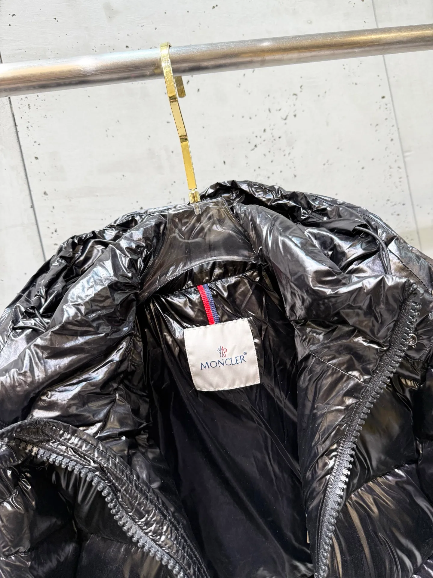P680 Monce Mouth Moncler #MAYA Maya Eason Chan Down Jacket Description: Influenced by the iconic outerwear of the 1980s, the Maya jacket revisits looks from the Moncler archives with modern style and cutting-edge elements, the result of the brand's expertise in ski equipment. Whether in sports or clothing style, this jacket with high performance and positive spirit has all the elements that a winner strongly demands to win the championship. Material process analysis: 1️⃣Original Nfc inductive anti-counterfeiting chip 2️⃣National standard 90% pure white goose down, exclusive use of top down on the market, never blown goose down and a series of misunderstandings 3️⃣ Fabric: 100% nylon; Lining: 100% nylon , one of the best on the market, everything is customized according to the original version. 4⃣️The electroplated hardware is produced by the original processing factory, all customized by the original factory, and is not available in various market versions. 5⃣️Produced by the same OEM factory as Mani, it has always been unambiguous in terms of quality. Everyone knows about the workmanship, QA and Qc quality inspection of the workers when shipping from a large factory. It is not comparable to small factories in the market.                                        Color: Black Size: 1-6