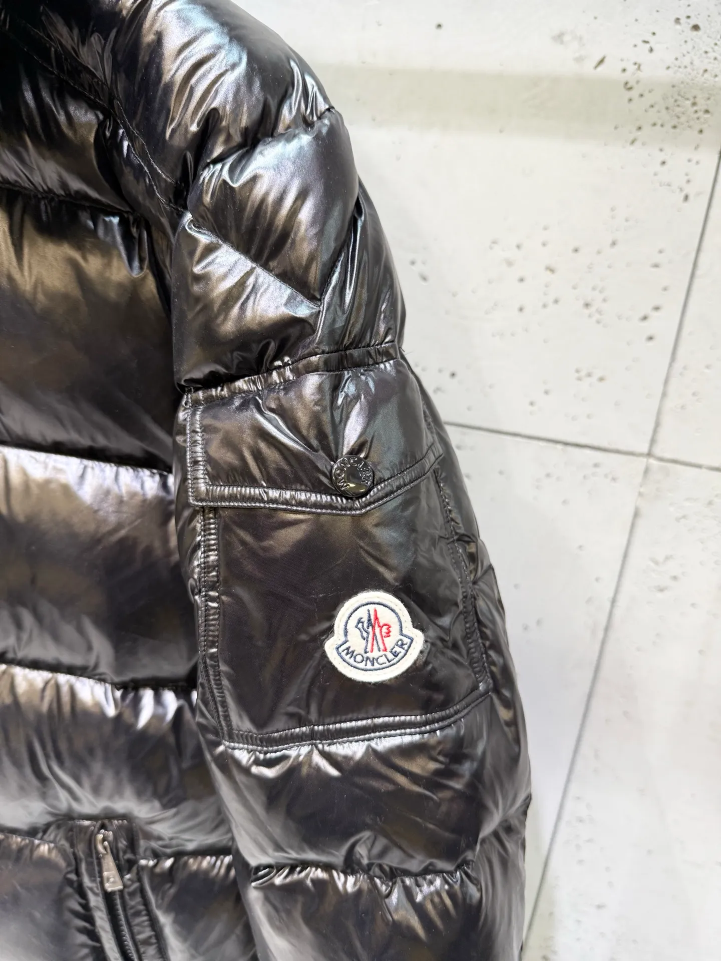 P680 Monce Mouth Moncler #MAYA Maya Eason Chan Down Jacket Description: Influenced by the iconic outerwear of the 1980s, the Maya jacket revisits looks from the Moncler archives with modern style and cutting-edge elements, the result of the brand's expertise in ski equipment. Whether in sports or clothing style, this jacket with high performance and positive spirit has all the elements that a winner strongly demands to win the championship. Material process analysis: 1️⃣Original Nfc inductive anti-counterfeiting chip 2️⃣National standard 90% pure white goose down, exclusive use of top down on the market, never blown goose down and a series of misunderstandings 3️⃣ Fabric: 100% nylon; Lining: 100% nylon , one of the best on the market, everything is customized according to the original version. 4⃣️The electroplated hardware is produced by the original processing factory, all customized by the original factory, and is not available in various market versions. 5⃣️Produced by the same OEM factory as Mani, it has always been unambiguous in terms of quality. Everyone knows about the workmanship, QA and Qc quality inspection of the workers when shipping from a large factory. It is not comparable to small factories in the market.                                        Color: Black Size: 1-6